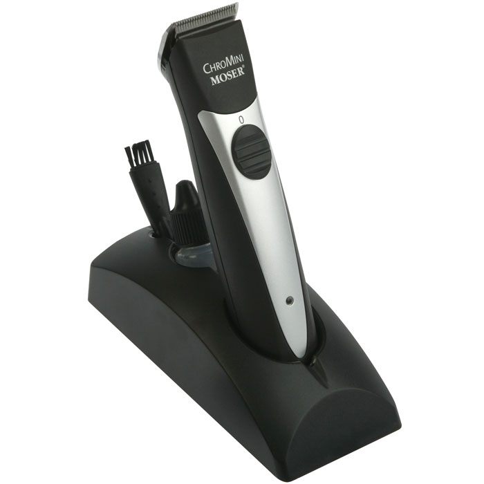 Moser Chromini Pro, Black машинка для стрижки (1591-0062)1591-0062 Moser Chromini Pro, Black машинка для стрижки (1591-0062)1591-0062Машинка окантовочная профессиональная Moser Chromini Pro оснащена новым аккумулятором повышенной емкости и ускоренным временем зарядки. Теперь, при сохранившемся на прежнем уровне времени непрерывной работы от аккумулятора - 100 минут, время зарядки сокращено в 6 раз, и составляет всего 2 часа до полной зарядки. - быстросъёмный ножевой блок из нержавеющей стали для окантовочных работ.Триммер оснащён высококачественным прецизионным окантовочным ножевым блоком Magic Blade с высотой среза 0,4 мм, шириной 32 мм и роторным мотором. Система быстросъёмных ножей на машинках Moser Chromini упрощает уход за машинкой и позволяет осуществлять быстрый переход на другую технику стрижки при наличии других типов ножевых блоков для этой машинки из ассортимента Moser.