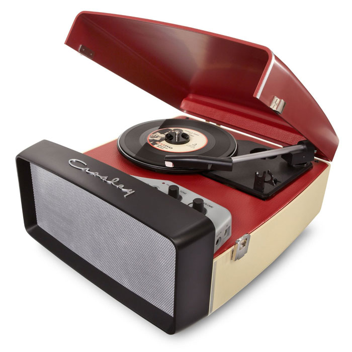 Crosley Collegiate ретро-проигрыватель, Red (CR6010A)CR6010A-RE Crosley Collegiate ретро-проигрыватель, Red (CR6010A)CR6010A-REПочувствуйте настоящийкруиз-контроль в прослушивании Вашей музыкальной коллекции с ретро-проигрывателем Crosley Collegiate. Этот трехскоростной проигрыватель в стиле ретро выполнен в автомобильном стиле. Стерео динамики размещены за передней накладкой, имитирующей решетку радиатора. Проигрыватель легко транспортируется и позволяет Вам наслаждаться любимой музыкой в любом месте, где Вы захотите. Подключите устройство к компьютеру через порт USB и используя прилагаемое программное обеспечение, сохраните свои записи на электронных носителях.Мощность динамиков: 5 ВтПластинки: 7, 10, 12Алмазная игла