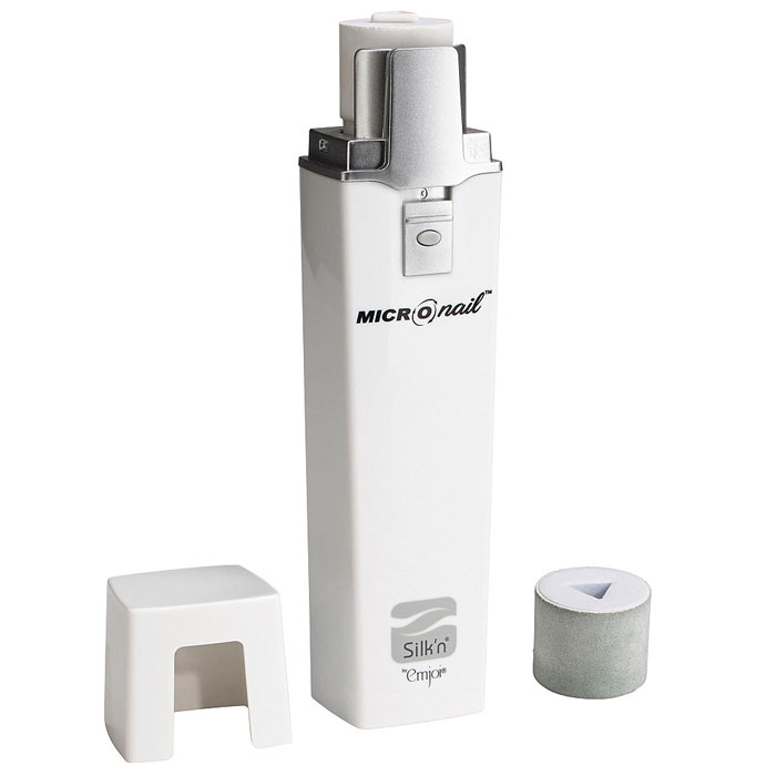 Silkn Micronail Прибор для полировки ногтейMICRONAIL Silkn Micronail Прибор для полировки ногтейMICRONAILПрибор для полировки ногтей Silkn MicroNail позволит Вам получить идеальные ногти всего за несколько секунд. Полировка ногтей обычной пилочкой занимает много времени и требует усилий. Также, существует риск поцарапать ногти, если их обрабатывать не в одном направлении, а в оба направления (туда и обратно). Ролик устройства Silkn Micro Nail вращается в одном направлении, поэтому, используя это устройство, сможете забыть эти проблемы. Аналогичным принципом действуют и те устройства, которые используют профессионалы маникюра и педикюра.Silkn Micro Nail пригодится и тем, кто любит цветные ногти. Если покрасить ногти лаком, после полировки они будут выглядеть намного лучше. В комплект Silkn MicroNail входят два типа пилинговых роликов. Более грубый ролик (Micro Smooth) предназначен для удаления неровностей поверхности ногтей, и более мягкий (Micro Shine) – обеспечивает непревзойденный блеск ногтей. Процедура идеальна для тех, кому за 40. Результат: эффект салонного маникюра!