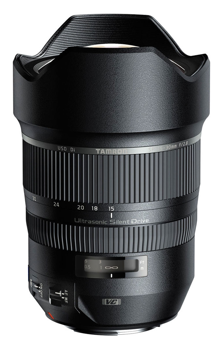 Tamron SP 15–30 mm F/2.8 Di VC USD, Canon объективA012E Tamron SP 15–30 mm F/2.8 Di VC USD, Canon объективA012EНовый сверхширокоугольный светосильный объектив Tamron SP 15–30 mm F/2.8 Di VC USD для полнокадровых камер стал прекрасным дополнением для линейки профессиональных объективов TamronSP (SuperPerformance), выводящий ее на новый уровень высочайших стандартов. Благодаря применению уникального оптического элемента XGM (eXpanded Glass Molded Aspherical), новый сверхширокоугольный зум позволяет получать снимки такого же качества, какое достижимо при использовании объективов с фиксированным фокусным расстоянием.Сочетание линзы большого диаметра XGM (eXpanded Glass Molded Aspherical) с несколькими оптическими элементами, имеющими низкий коэффициент рассеяния (LD) в первой группе элементов (всего объектив имеет 18 оптических элементов в 13 группах) эффеквно подавляет дисторсии и хроматические аберрации, характерные для сверхширокоугольной оптики.Усовершенствованное антибликовое покрытие BBAR (Broad-Band Anti-Reflection) было специально обновлено для сверхшироких углов зрения. В сочетании с запатентованным покрытием eBAND (Extended Bandwidth & Angular-Dependency), подавляющим переотражения в оптической системе, эти покрытия позволяют устранить блики и паразитные контуры, обеспечивая потрясающе четкие изображения.Благодаря максимальному диафрагменному числу F/2.8, этот объектив способен создавать великолепный эффект боке. Его также можно использовать для широкоугольной макросъемки, ведь минимальная дистанция фокусировки составляет лишь 0,28 м от матрицы фотоаппарата. Влагозащищенная конструкция объектива позволяет проводить съемку в плохую погоду.