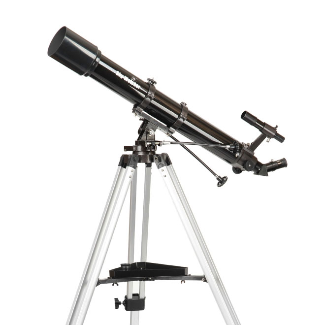 Sky-Watcher BK 909AZ3 телескопBK 909AZ3 Sky-Watcher BK 909AZ3 телескопBK 909AZ3Качественный и надежный ахроматический рефрактор Sky-Watcher BK 909AZ3 идеален для изучения объектов Солнечной системы. Благодаря просветленной оптике телескоп дает контрастное изображение с высокой детализацией. Труба устанавливается на азимутальную монтировку, поэтому эта модель оптимальна для визуальных наблюдений. Телескоп отличается простым и удобным управлением.90-миллиметровый объектив собирает на 65 % больше света, чем модели с апертурой 70 мм. Эта модель представляет собой ахромат, поэтому картинка получается четкой и практически свободной от хроматических аберраций. На оптические поверхности нанесено многослойное просветляющее покрытие, значительно повышающее коэффициент светопропускания линз.Реечный фокусер позволяет точно настраивать резкость. В комплект входят окуляры 25 мм и 10 мм. Начинать наблюдения лучше с длиннофокусного окуляра. Окуляр с меньшим фокусным расстоянием используется для детального изучения выбранных объектов.Бленда предотвращает появление росы на линзе объектива, а также защищает изображение от засветок.Азимутальная монтировка AZ3 позволяет перемещать трубу по высоте и азимуту. По обеим осям есть механизмы тонких движений с удобными ручками управления. Труба перемещается плавно, без рывков. Тренога поставляется в уже собранном виде, поэтому вы сможете быстро подготовить телескоп к работе.
