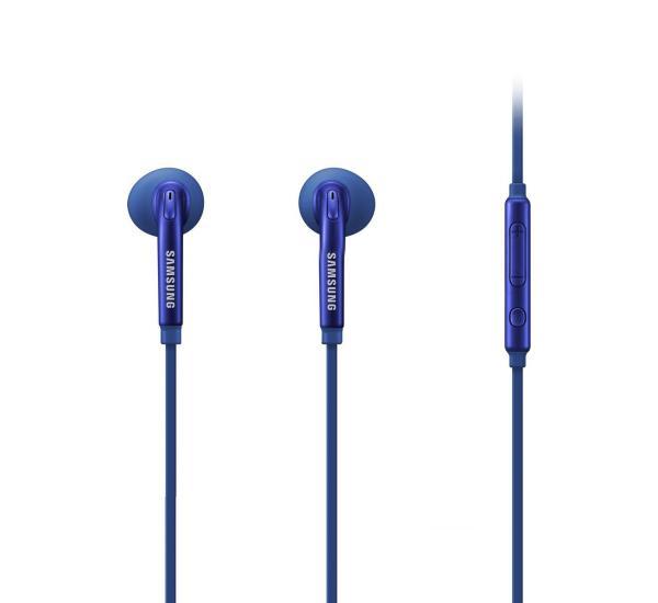 Samsung EO-EG920L In-Ear-Fit, Blue гарнитураEO-EG920LLEGRU Samsung EO-EG920L In-Ear-Fit, Blue гарнитураEO-EG920LLEGRUEO-EG920L - это высококлассная проводная гарнитура от известной компании производителя электроники и аксессуаров Samsung. Данная модель гарнитуры оптимально совмещает в себе высочайшее качество звучания и эргономичный высокофункциональный дизайн. Качественная проводная гарнитура способна значительно упростить управление смартфоном во время разговора и воспроизведения мультимедиа файлов, а также значительно улучшить слышимость собеседника, когда вы находитесь в шумном месте. Гарнитура EO-EG920Lпревосходно справляется с набором данных функций. Благодаря удобным амбушюрам вкладышам создается непревзойденная шумоизоляция, благодаря которой внешние раздражающие шумы не смогут помешать вашему телефонному разговору или прослушиванию музыки. Широкий частотный диапазон и высокая чувствительность наушников обеспечивают мощное объемное звучание, которое придется по вкусу всем любителям громкой музыки. Значительно упростит управление воспроизведением музыки и телефонными разговорами эргономичный пульт управления, закрепленный на проводе