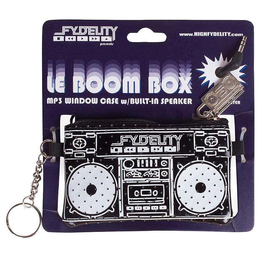 Мини Сумка FYDELITYLe Boom Box, цвет: черный87031 Мини Сумка FYDELITYLe Boom Box, цвет: черный87031Fydelity Le Boom Box представляет собой стильный компактный стерео-динамик для вашего мультимедийного девайса. Этот аксессуар произведет приятное впечатление, где бы вы не находились. Порт типа стерео джек 3,5 мм дает возможность подключать самые разнообразные гаджеты: от обыкновенных MP3-плеров до современных смартфонов. Для того, чтобы начать прослушивать музыку достаточно просто подключить девайс к сумке Le Boom Box через стерео джек. Наличие такой сумочки поднимет настроение вам и окружающим, а оригинальный дизайн только усилит интерес людей.
