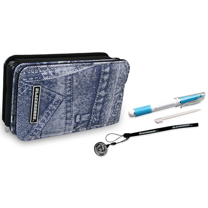 Набор аксессуаров 4 в 1 Black Horns для Nintendo DS Lite (BH-DSL09204)BH-DSL09204 Набор аксессуаров 4 в 1 Black Horns для Nintendo DS Lite (BH-DSL09204)BH-DSL09204Набор аксессуаров Black Horns Jean Pouch Kit для приставки DS Lite.Стильный чехол надежно защитит вашу DS Lite от ударов, царапин, и других повреждений. Он выполнен из высококачественной синтетической ткани. Чехол имеет 2 отделения для хранения картриджей. В комплект также входит удобный стилус в корпусе, имеющем дизайн шариковая ручка. Ремешок на руку защитит вашу приставку от падений. А с очищающей подушечкой экран приставки всегда будет оставаться чистым.