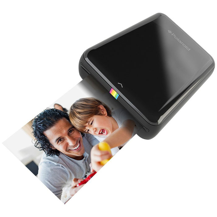 Polaroid Zip, Black карманный принтерPOLMP01B Polaroid Zip, Black карманный принтерPOLMP01BМобильный принтер Polaroid Zip создан для быстрой печати фотографий со смартфонов и планшетов под управлением iOS и Android. Устройство позволяет распечатать любую фотографию размером 2х3 дюйма (5х7,6 см). Polaroid Zip подключается к смартфонам и планшетам по NFC или Bluetooth 4.0 с помощью специального приложения-компаньона, которое позволяет не только печатать фото, но и вносить некоторые изменения предварительно. Принтер основан на бесчернильной технологии печати Zero Ink Printing. Одного заряда аккумулятора хватает, чтобы напечатать 25 фотографий.Питание: встроенный li-pol аккумулятор 500 мАчВремя зарядки: 1,5 часа