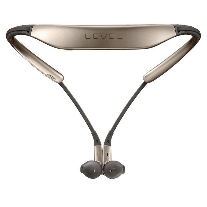 Samsung EO-BG920 Level U, Gold Bluetooth-гарнитураEO-BG920BFEGRU Samsung EO-BG920 Level U, Gold Bluetooth-гарнитураEO-BG920BFEGRUГарнитура Samsung EO-BG920 Level U обладает одновременно двумя весовыми преимуществами — лучшим в своем классе качеством звучания и эргономичным стильным дизайном. Помимо этого, в длинном списке ее достоинств нашлось место для большого времени автономной работы и возможности работы с приложениями Text-to-Speech.Небольшой вес и конструкция с гибкими регулируемыми соединениями обеспечивают удобство повседневного использования. Когда Samsung Level U не используется, ее можно носить на шее, скрепив магниты на концах наушников. Так вы ни за что не потеряете устройство — даже при активном движении. Для того, чтобы вам было проще использовать все ее возможности, в гарнитуре предусмотрен ряд клавиш управления. В частности, с их помощью можно регулировать уровень громкости, ставить на паузу, воспроизводить музыкальное произведение или переключаться на следующий трек.Чтобы качественным звуком мог наслаждаться не только владелец гарнитуры, но и его собеседники, в Samsung Level U установлено сразу два микрофона. Один из них регистрирует фоновые шумы, второй — анализирует голос, после чего устройство отфильтровывает сторонние звуки и передает кристально чистый звук.
