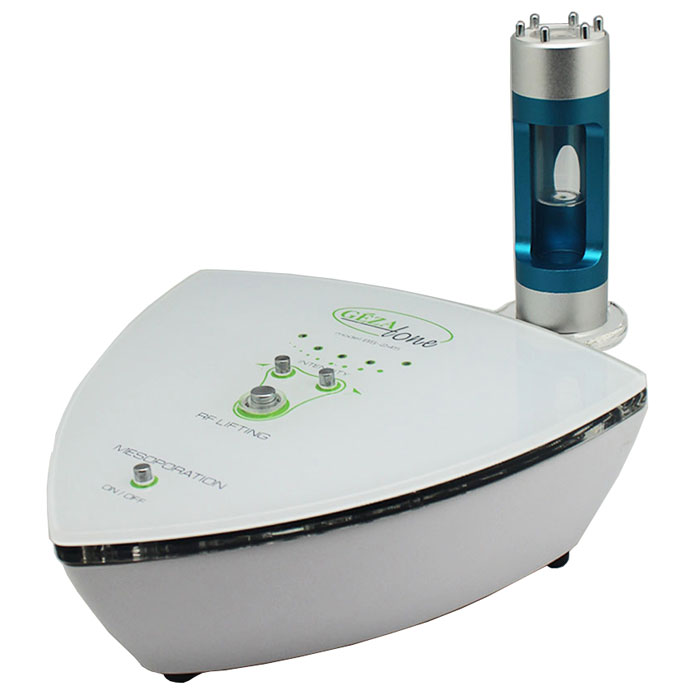 Аппарат RF-лифтинг и хромотерапия в домашних условиях Gezatone RF BS2451301148 Аппарат RF-лифтинг и хромотерапия в домашних условиях Gezatone RF BS2451301148Аппарат для домашнего RF-лифтинга и коррекции морщин Gezatone RF BS245 – это ваша свобода от косметологических салонов и максимальный результат, который наверняка оценят по достоинству окружающие.RF-лифтинг – это воздействие на кожу высокочастотными радиоволнами, которое приводит к двойному эффекту: усиливается выработка собственного коллагена и эластина клетками кожи и восстанавливаются деформированные волокна соединительной ткани, что приводит к выраженному лифтингу и разглаживанию морщин.УЗ-мезопорация позволяет в десятки раз усилить действие косметических средств. Ультразвуковой распылитель превращает косметическое средство в мелкодисперсный пар, который великолепно усваивается кожей, насыщая ее всеми необходимыми элементамиСветотерапия голубого спектра (длина волны 415 nm±10 nm) дополняет действие обеих методик, повышает сопротивляемость кожи, восстанавливает защитные функции и нормализует диаметр пор. Кроме того, использование синего спектра излучения совместно с rf-лифтингом позволяет минимизировать неприятные ощущения от процедуры.В отличие от инъекционных и хирургических методов омоложения использование прибора для домашней подтяжки Gezatone не сопряжено с болевыми ощущениями и не требует восстановительного периода. После курса процедур кожа выглядит заметно моложе, овал лица укрепляется, морщины разглаживаются. Gezatone RF BS245 прошел множество клинических испытаний, которые подтвердили, что такое воздействие безопасно для кожи и производит максимальный эффект.