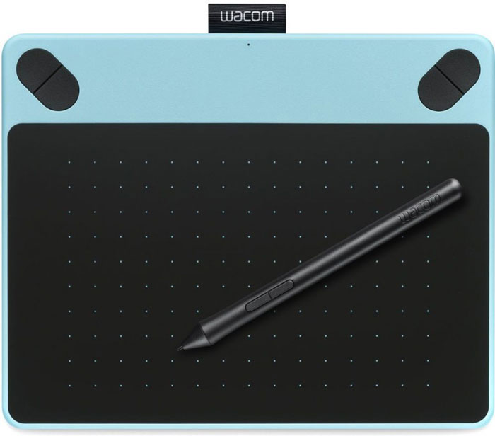 Wacom Intuos Comic PT S, Blue графический планшет (CTH-490CB-N)4949268619486 Wacom Intuos Comic PT S, Blue графический планшет (CTH-490CB-N)4949268619486Хотите, чтобы ваши персонажи были как живые? Intuos Comic окажет вам в этом идеальную помощь. Создавайте скетчи или рисуйте чернилами кадры комиксов с легким в использовании графическим планшетом. Усовершенствуйте свою работу с цифровым редактированием и эффектами или создайте макет для страницы или книги. Intuos Comic сочетает свободу чернильного штриха и цифровое удобство. В Intuos Comic есть все необходимое для создания собственных комиксов или манги. Чувствительное к нажатию перо Intuos обеспечивает необходимый уровень точности для рисования набросков, обводки и раскраски персонажей. Поместите любимых героев и персонажей в свою собственную историю.Наконечник пера чувствителен к 1024 уровням нажимаМаксимальная высота считывания пера: 16 ммПоддерживает технологию multitouch жестов для прокрутки, масштабирования, вращения и т.п.Эргономичное перо без батареек с двумя кнопкамиИмитирующая бумагу поверхность планшета с соотношением сторон 16:10Зеркально-симметричный дизайн планшета – для работы и правшей и левшейЧетыре программируемые клавиши ExpressKeys для быстрого вызова функцийСпециальный держатель для его удобного хранения пераПростое подключение через USB-портВозможность подключения к компьютеру беспроводным способом с аксессуаром Wireless Kit (приобретается отдельно)
