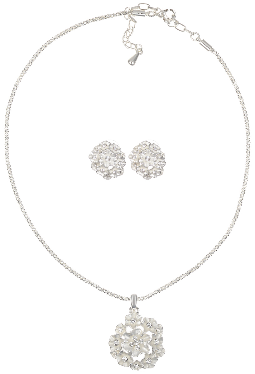 Комплект украшений Fashion House: колье, серьги, цвет: серебристый, белый. FH24557Колье (короткие одноярусные бусы) Комплект украшений Fashion House: колье, серьги, цвет: серебристый, белый. FH24557Колье (короткие одноярусные бусы)Оригинальный комплект украшений Fashion House включает в себя стильные серьги и колье. Украшения выполнены из металла и страз. Колье состоит из металлической цепочки с повеской в виде композиции из цветов. Подвеска покрыта эмалью и декорирована стразами. Колье имеет надежную застежку-карабин с регулирующей длину цепочкой. Оригинальные серьги с застежками-гвоздиками, снабженными надежными силиконовыми фиксаторами, выполнены из серебристого металла в виде композиции из цветов, покрытых эмалью и декорированых стразами.Такой комплект позволит вам с легкостью воплотить самую смелую фантазию и создать собственный, неповторимый образ. Длина колье: 39 см.Диаметр серьги: 2 см.