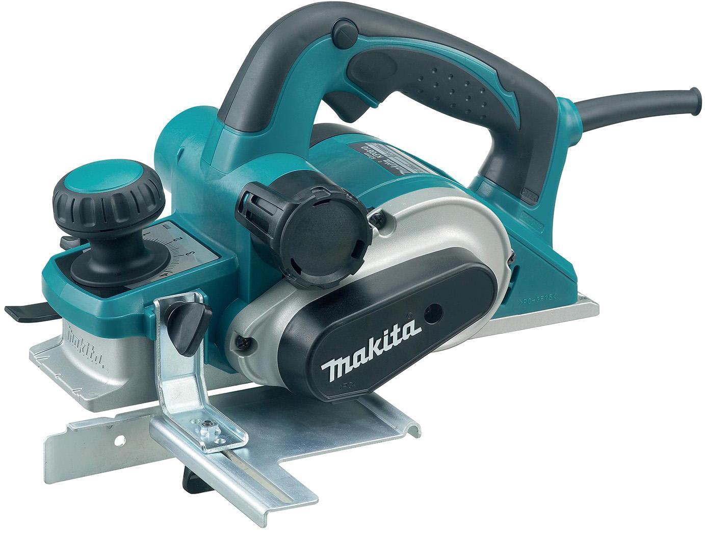 Электрорубанок Makita KP0810KP0810 Электрорубанок Makita KP0810KP0810Рубанок Makita KP0810 прекрасно подходит для обработки древесины. Для достижения точного среза рекомендуется использовать параллельную направляющую. При работе рубанком рекомендуется использовать пылесос, так как он обеспечит чистоту на рабочем месте. При использовании пылесборника, его следует регулярно очищать от стружки и опилок для предотвращения засора и последующего выхода из строя системы пылеудаления рубанка. В модели рубанка Makita KP0810 при каждом шаге изменения глубины строгания на 0,1 мм слышен и чувствуется щелчок, что позволяет точно регулировать глубину строгания. На подошве имеется подножка, предотвращающая повреждение ножа и защищающая заготовку от царапин даже если барабан еще не остановился после работы, а рубанок лежит на заготовке.
