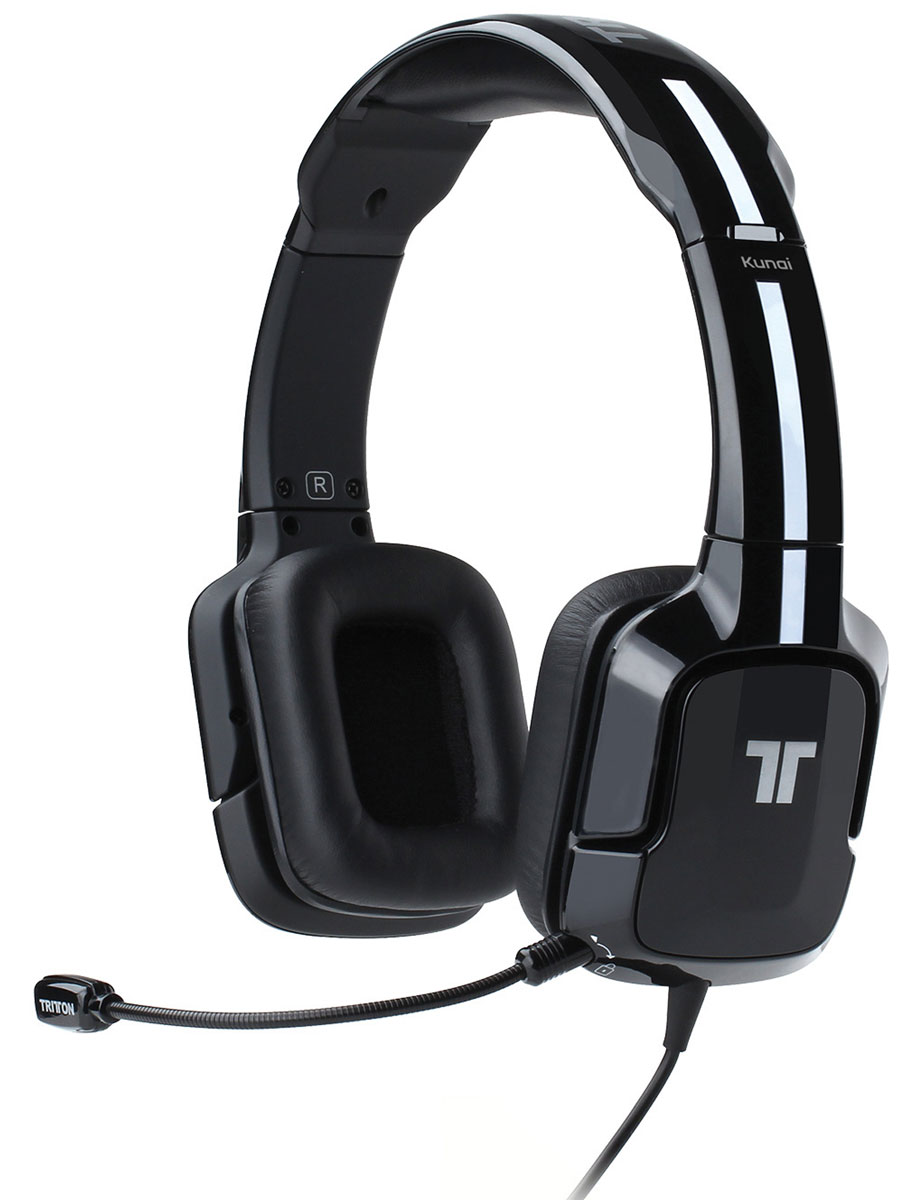 Tritton Kunai, Black стереогарнитура для PS3/PS4TRI881040002/02/1 Tritton Kunai, Black стереогарнитура для PS3/PS4TRI881040002/02/1Стереогарнитура Tritton Kunai оптимизирована специально для игровых систем компании Sony. Она обеспечивает качественное воспроизведение стереозвука при игре как на домашних, так и на портативных игровых системах. Звуковое сопровождение игры и голоса в чате выводятся через два точно откалиброванных, усиленных 40-миллиметровых динамика, оснащенных неодимовыми магнитами. Предусмотрены отдельно кнопки выключения микрофона, регулировки громкости наушников и регулировки чувствительности микрофона. Независимые регуляторы громкости предназначены для звукового сопровождения и чата (PlayStation 3). Если разговоры ваших соперников отвлекают вас от игры, просто уменьшите уровень громкости чата с помощью регулятора на пульте управления. Уровень громкости звукового сопровождения игры также можно изменить - вы можете заглушить голос врага, но по-прежнему слышать фоновые звуки. Если вы не общаетесь в PlayStation Network, а просто слушаете музыку или смотрите фильм на PS Vita, микрофон гарнитуры будет только мешать. Проблема решена - просто отсоедините его.Во время игровых марафонов очень важно, чтобы гарнитура была предельно удобной. Гарнитура Kunai снабжена дужкой с мягкой прокладкой. Длину дужки можно изменить на 3 см в любую сторону, так что гарнитура подойдет практически для любого размера головы. Когда же придет время сделать перерыв, поворачивающиеся амбушюры можно легко повесить на шею. Простые инструкции позволяют мгновенно подготовить устройство к работе. Гарнитура подключается к PS Vita напрямую, и неважно, какая у вас версия PS3 или контроллера и как система подключена к телевизору, - гарнитура Kunai уже готова к работе.