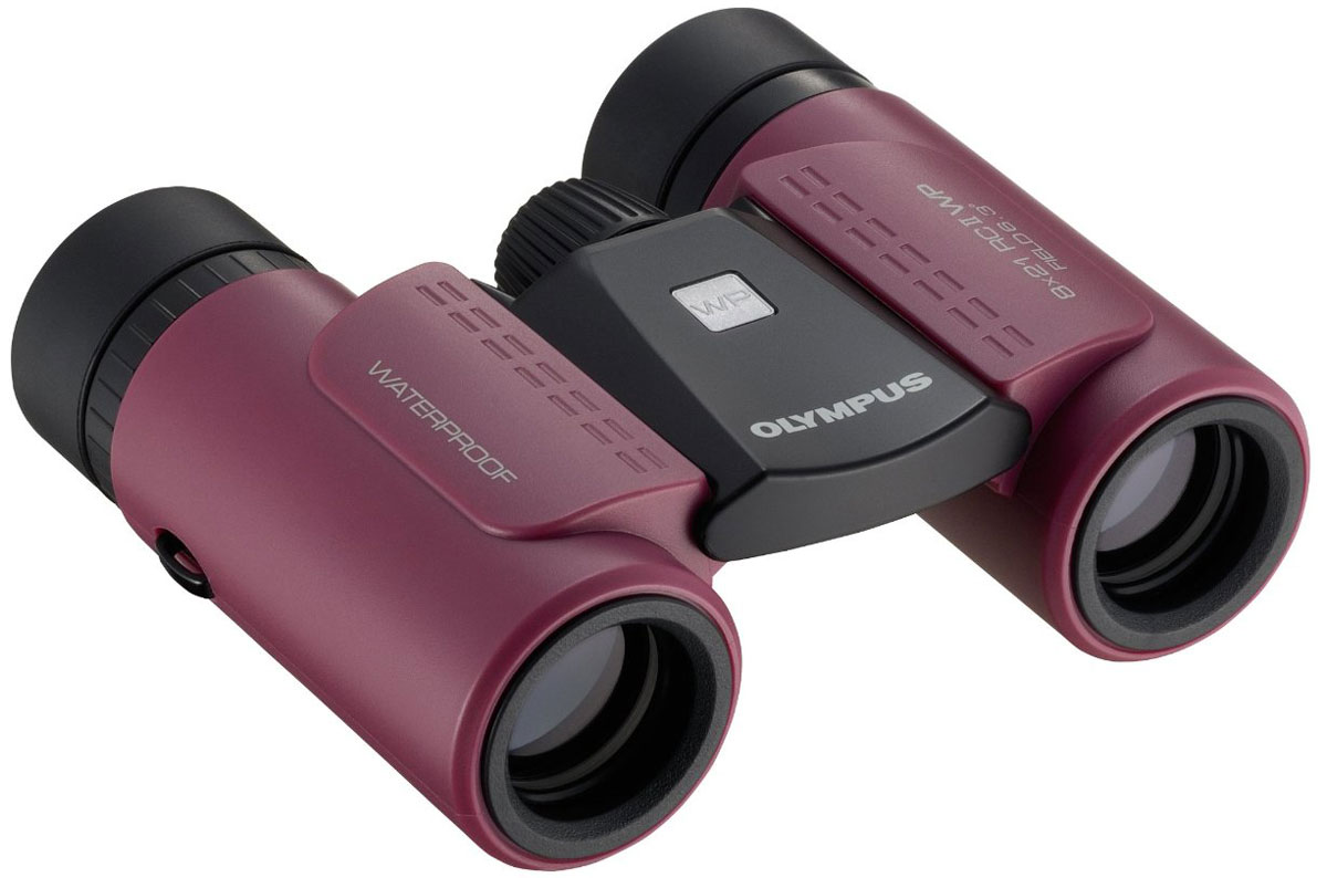 Olympus 8x21 RC II WP, Purple бинокльV501013RE000 Olympus 8x21 RC II WP, Purple бинокльV501013RE000Olympus 8x21 RC II WP - компактный бинокль с восьмикратным увеличением и диаметром объективов 21 мм. В серии RC II WP Olympus предлагает стильные водостойкие модели, которые отлично подойдут для использования как в городе, так и в путешествиях.Прорезиненное покрытие позволяет удобно держать бинокль в руках. Защитные фильтры надежно предохраняют глаза наблюдающего от ультрафиолетового излучения. Диоптрийная коррекция дает возможность использовать Olympus 8x21 RC II WP людям с нарушениями зрения.Восьмикратное увеличение обеспечивает великолепный обзор и позволяет рассмотреть мелкие детали. От нежелательных бликов оптика бинокля защищена специальным многослойным покрытием. Для того чтобы окуляры не запотевали при резкой смене температуры, пространство между линзами заполнено специальным газом.Оптическая конструкция: 5 элементов в 3 группахРеальный угол зрения: 6.3°Расстояние между оптическими осями окуляров: 37 - 72 мм