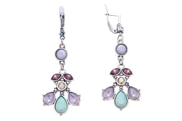 Серьги Jenavi Пастель, цвет: серебряный, сиреневый. k32431k7Серьги с подвесками Серьги Jenavi Пастель, цвет: серебряный, сиреневый. k32431k7Серьги с подвескамиСтильные серьги Jenavi Пастель изготовлены из металла с покрытием черненым серебром. Серьги необычной формы декорированы стразами. Изделие оснащено классическим английским замком, который надежно зафиксирует серьги.