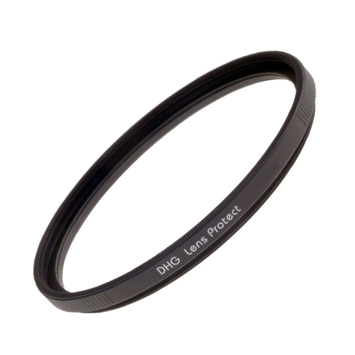 Marumi DHG Lens Protect ультрафиолетовый светофильтр (58 мм)DHG Lens Protect Marumi DHG Lens Protect ультрафиолетовый светофильтр (58 мм)DHG Lens ProtectMarumi DHG Lens Protect - это ультрафиолетовый защитный фильтр постоянного ношения. Упрочненное просветление для защиты от царапин и пыли. Выпускается в узкой оправе, что особо рекомендовано для уменьшения виньетирования при работе с широкоугольными объективами.Серия DGH (Digital High Grade - цифровые высокого класса) - ответ на требования фотографии цифровой эры. Специализированные светофильтры созданные для цифровых фотокамер.Специальное просветление для цифровой оптики.Сверхнизкий коэффициент отражения покрытия, разработанного заново, снижает появление ненужных бликов и засветок к минимуму. Задерживает УВ и ИКлучи, вредные для матрицы. DHG-покрытие пропускает отражённые от матрицы цифрового фотоаппарата лучи света, уничтожая саму возможность появления бликов от внутренних поверхностей оптики и механики.Чернение внешнего края линзы.Применяемое впервые, чернение закраины линзы фильтра сводит на нет внутренние переотражения.DHG-оправа.Оправа стандартизована, но вредные отражения дополнительно убираются сатинированной фактурой. Изменение профиля посадочной резьбы упрощает установку фильтра.