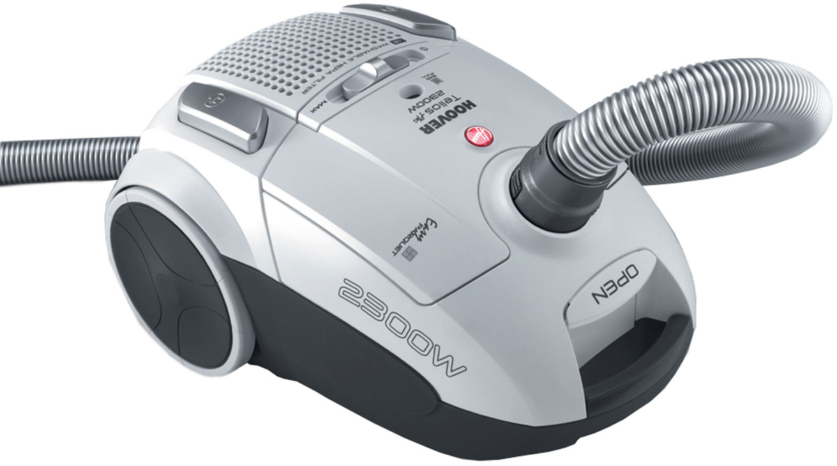 Hoover TTE2304 Telios Plus пылесосTTE2304 Hoover TTE2304 Telios Plus пылесосTTE2304Пылесос Hoover TTE2304 Telios Plus - это высокая мощность всасывания с регулировкой и великолепная система очистки воздуха с применением моющихся HEPA фильтров.Пылесосы этой серии обладают большим рабочим радиусом, до 9 метров, и высокой маневренностью, которую обеспечивают возможность вращения шланга на 360° в месте соединения с пылесосом и прорезиненные колесики.Корпус устройства имеет серебристый цвет и содержит специальное место для сохранения комплекта насадок и прочих аксессуаров пылесоса.Двигатель Hoover TTE2304 Telios Plus запускается очень плавно, причем шум во время работы достигает всего 77 дБ.