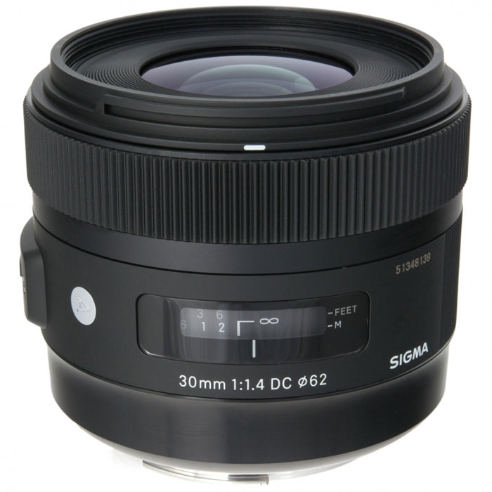 Sigma AF 30mm f/1.4 DC HSM объектив для Nikon301955 Sigma AF 30mm f/1.4 DC HSM объектив для Nikon301955Одним из важных достоинств Sigma AF 30mm f/1.4 DC HSM является высокая светосила 1,4. Благодаря этому он обеспечивает светлое изображение в видоискателе, а также быструю автофокусировку.Включение в оптическую схему асферических элементов положительно сказалось на уровне сферических искажений, астигматизма и комы. В свою очередь, это позволило получить привлекательный рисунок в зоне нерезкости.В объективе используется задняя фокусировка. Это исключает изменение размеров объектива в зависимости от дистанции фокусировки и вращение переднего элемента, что удобно при использовании поляризующего фильтра. Для уменьшения паразитных засветок и бликов в объективе применено многослойное просветляющее покрытие.Многослойное просветление элементов обеспечивает хороший контраст изображений, а ультразвуковой привод автофокуса HSM, гарантирует высокую точность и хорошую скорость автофокусировки при почти полной бесшумности этого процесса.