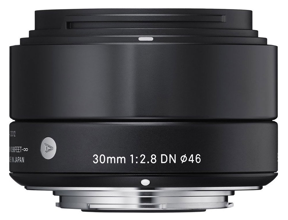 Sigma AF 30mm f/2.8 DN/A, Black объектив для Micro 4/333B963 Sigma AF 30mm f/2.8 DN/A, Black объектив для Micro 4/333B963Изысканный и утонченный дизайн делает объектив Sigma AF 30mm f/2.8 DN/Aеще более привлекательным. Разработанный на основе передовых оптических технологий, объектив включает в свою конструкцию двусторонние асферические линзы, что максимально улучшает производительность беззеркальных камер.Данная модель придется по вкусу пользователям, уделяющим внимание творческой составляющей при создании снимков, в то же время ценящим многофункциональность оптики.Легкая и компактная конструкция объектива имеет длину 40,5 мм и прекрасно сочетается с габаритами беззеркальных фотоаппаратов. Фокусное расстояние в эквиваленте равно 60 мм, что делает модель совершенной для портретной съемки, а также неожиданных фотографий. Кроме этого, значительно улучшена функциональность. Байонет, выполненный из латуни, обеспечивает надежное крепление, а специальное покрытие, нанесенное на его поверхность, гарантирует долговечность.Использование высококачественных асферических элементов обеспечивает превосходное исправление искажений и других видов аберрации. Система внутренней фокусировки корректирует колебания для поддержания качества изображения независимо от положения фокуса. Закругленная 7-лепестковая диафрагма создает привлекательное размытие изображения, находящегося не в фокусе.Объектив имеет линейный двигатель AF, который перемещает линзу без необходимости использования дополнительных механических частей. Эта система обеспечивает быструю и бесшумную автофокусировку, что позволяет использовать Sigma AF 30mm f/2.8 DN/A как для записи видео, так и для съемки фотографий.