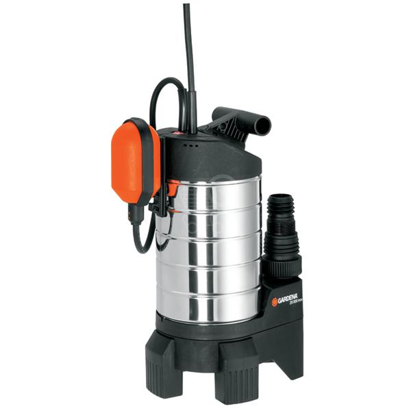 Насос дренажный Gardena 20000 inox Premium, для грязной воды01802-20.000.00 Насос дренажный Gardena 20000 inox Premium, для грязной воды01802-20.000.00Если вода появилась в неположенном месте и необходимо срочно принимать меры, например, чтобы предотвратить еще больший ущерб вашему дому - выбирайте дренажный насос 20000 inox Premium GARDENA, который позволит вам быстро и эффективно откачать большой объем воды. Насос позволяет перекачивать до 20 000 л/ч, даже с частицами диаметром до 38 мм. Поплавковый выключатель обеспечивает автоматическое включение и выключение насоса. Изменяя положение кабеля в фиксаторе, можно регулировать уровни включения и выключения с помощью поплавкового выключателя. Дополнительно подключаемый механизм позволяет при необходимости легко перейти на постоянное ручное управление. Благодаря наличию силового кабеля длиной 10 м, практичный и надежный шланг может использоваться для выполнения различных задач даже на очень большой глубине. Самые высокие требования, предъявляемые к модели премиум-класса, выполняются за счет использования высококачественных материалов. Благодаря высокой прочности корпуса насоса из нержавеющей стали, гарантируется надежность и длительный срок службы насоса. Износостойкое рабочее колесо насоса и не требующий технического обслуживания малошумный конденсаторный двигатель с термовыключателем для защиты от перегрузок обеспечивают бесперебойную эксплуатацию насоса. Наличие универсального соединителя позволяет подключать к насосу шланги диаметром 13 мм (1/2), 16 мм (5/8), 19 мм (3/4 дюйма), 25 мм (1), 38 мм (1 1/2) и 50 мм (2).Максимальная производительность по нагнетанию: 20000 л/ч.Максимальное давление: 1,1 Бар.Тип силового кабеля: H07 RNF.