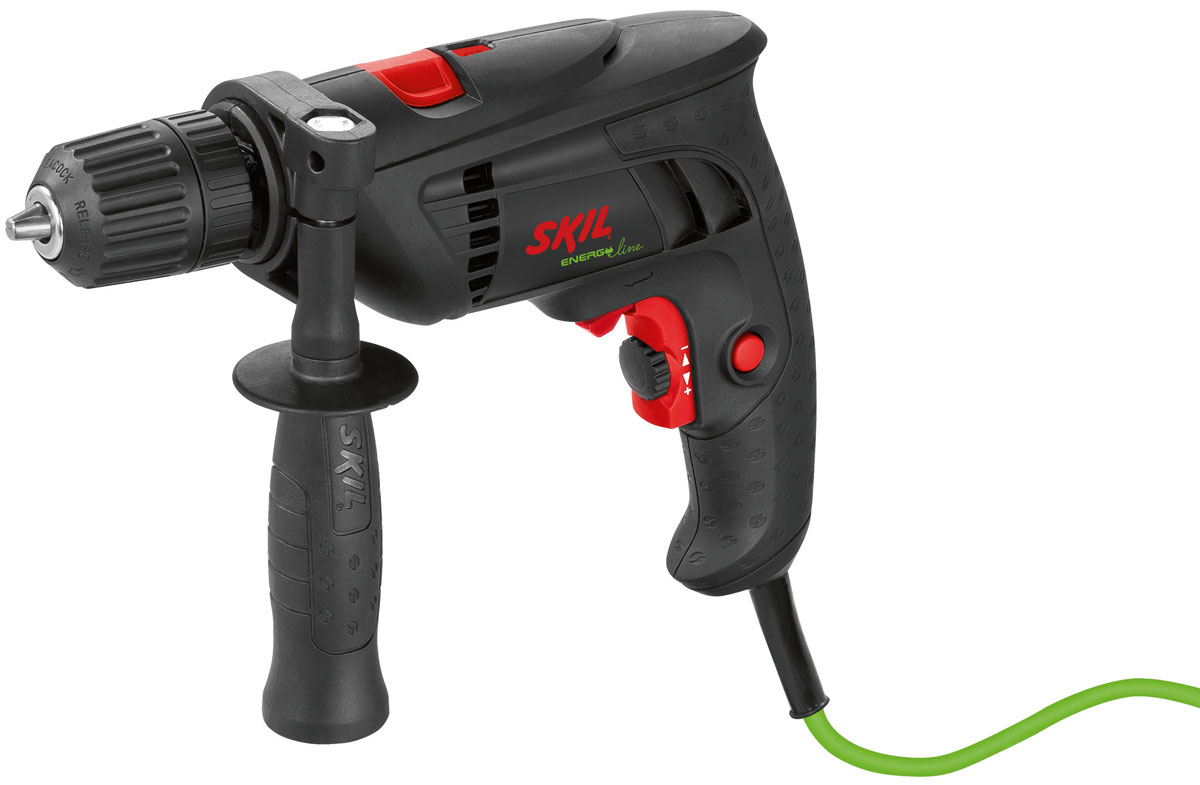 Ударная дрель Skil 6110LA Energy lineF0156110LA Ударная дрель Skil 6110LA Energy lineF0156110LAУдарная дрель Skil 6110 разработана специально для Skil «Energy Line»: хорошие рабочие параметры, экологичность и максимальная свобода перемещения. Дрель имеет компактные размеры и весит всего 1,2 кг. Она имеет все необходимое: длинный 6-метровый сетевой кабель, который обеспечивает большую свободу перемещений, и 10-миллиметровый двухмуфтовый быстрозажимной патрон для быстрой и простой смены рабочего инструмента. Переменная частота вращения с возможностью предустановки обеспечивает гибкость и контроль во время работы. Функция реверса очень удобна для ослабления или выкручивания винтов. Дрель перфоратор оснащена боковой рукояткой и регулятором глубины.Функции:Очень компактная и легкая конструкция (всего 1,2 кг)Идеальная ударная дрель, с помощью которой можно выполнять любую домашнюю работу по сверлению6-метровый кабель питания10-миллиметровый двухмуфтовый быстрозажимной патрон для быстрой и простой смены принадлежностейВысокая частота ударов для быстрого и легкого сверления каменной кладкиВозможность отключения ударного механизма для выполнения обычных операций сверления и завинчиванияСпециальный индикатор показывает текущий рабочий режимРеверсный механизм для завинчивания/вывинчивания шурупов и болтовВыключатель с функцией регулировки скорости с кнопкой фиксатора для работы в непрерывном режимеВыбор скорости колесиком предварительного выбора для оптимального выполнения различных работПлавнорегулируемая боковая рукоятка для безопасной работы обеими рукамиЛегко устанавливаемый регулятор глубины для сверления отверстий на заданную глубинуТехнические характеристики:Потребляемая мощность: 1,7 AЧастота вращения без нагрузки: 0-3800 об/минЧастота ударов: 0-56000 в минутуДлина шнура: 6 мКомплектация:Дрель Skil 6110Боковая рукояткаРегулятор глубины