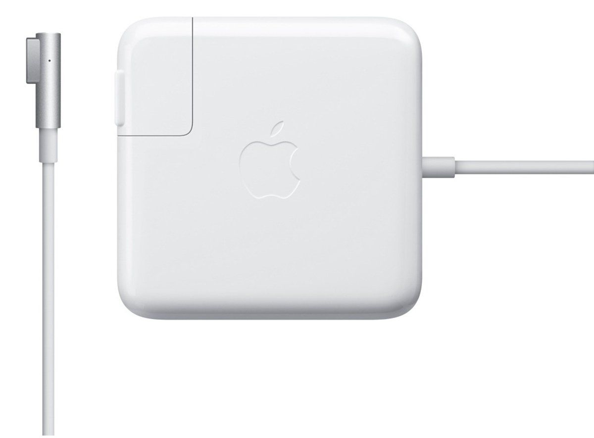 Apple Magsafe для MacBook Air зарядное устройствоMC747Z/A Apple Magsafe для MacBook Air зарядное устройствоMC747Z/AАдаптер питания Apple MagSafe мощностью 45 Вт оснащён магнитным разъёмом. Если кто-то случайно наступит на кабель, он просто отсоединится, а ваш MacBook Air останется на месте. Это также помогает избежать преждевременного износа кабелей. Кроме того, магнитный разъём обеспечивает быстрое и надёжное подключение к системе. При правильном подключении на разъёме загорается светодиод. Жёлтый цвет означает, что ноутбук заряжается, а зелёный показывает, что он полностью заряжен. Кабель питания, прилагающийся к адаптеру, даёт максимальное пространство для манёвра, а штепсельная вилка для розетки переменного тока (также входит в комплект) позволяет путешествовать налегке.Этот адаптер удобно брать с собой в дорогу: кабель можно намотать на устройство и таким образом сэкономить место. Apple MagSafe заряжает литиевый аккумулятор с полимерным электролитом независимо от того, включена ли система, выключена или находится в режиме сна. Он также обеспечивает систему питанием, если вы работаете без аккумулятора.
