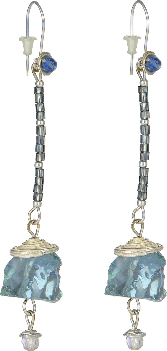 Серьги Lalo Treasures Autumn, цвет: голубой. E3473Серьги с подвесками Серьги Lalo Treasures Autumn, цвет: голубой. E3473Серьги с подвескамиОригинальные серьги Lalo Treasures Autumn изготовлены из металлического сплава, дополнены декоративными элементами из ювелирной смолы.Изделие оснащено замком-петлей с заглушками, который надежно зафиксирует серьги.Стильные серьги не оставят равнодушной ни одну любительницу изысканных украшений и помогут создать собственный неповторимый образ.