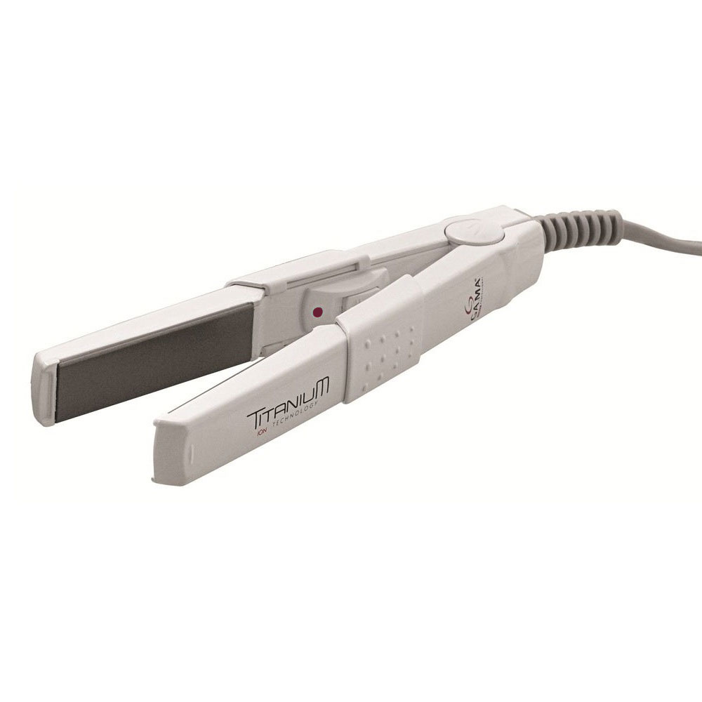 GA.MA Mini Titanium Ion выпрямитель для волосP21.MINITI GA.MA Mini Titanium Ion выпрямитель для волосP21.MINITIВыпрямитель GA.MA Mini Titanium Ion оснащен титановыми пластинами шириной 12 мм с антибактериальным покрытием пластин NanoSilver для волос, требующих особенно бережного ухода. Идеально белый, устойчивый к высоким температурам этот прибор позволит вам создать безупречную укладку, не выходя из дома! Термоизолированный корпус ThermalPlus убережет ваши руки от ожога при работе с устройством, а мгновенный нагрев позволит приступить к укладке через считанные секунды после его включения.Индикатор включенияПредохранитель от возгоранияРазмер пластин 15 х 60 мм