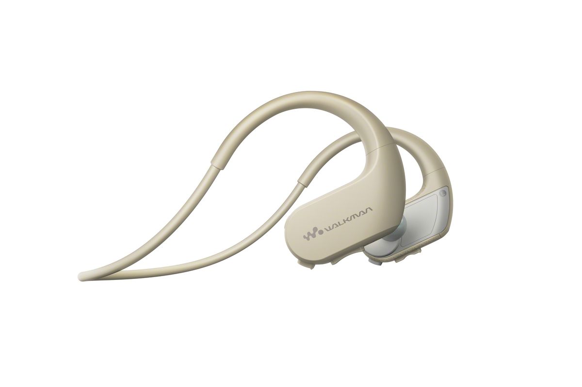 Sony NW-WS413 4Gb, White Gray MP3-плеер17060171 Sony NW-WS413 4Gb, White Gray MP3-плеер17060171Беспроводной плеер Sony NW-WS413 для занятий спортом, не только очень комфортен, но и надежен. Он сохраняет герметичность даже в соленой воде.Водо- и пыленепроницаемость корпуса плеера Sony NW-WS413 соответствуют стандартам IP65/IP68, поэтому он сохраняет полную функциональность даже будучи погруженным в соленую воду на глубину 2 м в течение 30 минут. Для использования плеера в воде необходимо также использовать вкладыши для плавания. Вас не остановит ни жара, ни холод. Sony NW-WS413 прекрасно работает практически в любых погодных условиях и при температуре от -5°C до 45°C.В корпус плеера слева и справа встроены микрофоны, которые позволяют вам слышать окружающие звуки, даже когда в наушниках играет музыка. Вы будете слышать все инструкции тренера и сможете спокойно общаться с друзьями.Благодаря своей уникальной гарнитурной конструкции Sony NW-WS413 позволяет вам забыть о надоедливых проводах и полностью сосредоточиться на тренировке.Оцените неограниченную свободу движений благодаря надежному опоясывающему оголовью наушников. Конструкция специально разработана для комфортного использования в любых условиях. Теперь вы можете бегать, прыгать и кувыркаться - наушники останутся на месте.Даже во время активной тренировки в бассейне у вас будет возможность переключать треки, настраивать громкость и выбирать нужный плейлист - все это благодаря встроенным органам управления на самой гарнитуре.До тренировки осталось совсем немного времени? После зарядки в течение 3 минут плеер Sony NW-WS413 будет работать целый час. При полной зарядке аккумулятора он может работать до 12 часов подряд.С плеером Sony NW-WS413 вы сможете пользоваться множеством музыкальных онлайн-сервисов. Просто перетащите MP3-файлы с iTunes, Windows Media Player или Internet Explorer и наслаждайтесь музыкой. Модель поддерживает множество форматов воспроизведения, в том числе WMA, AAC-LC и L-PCM.