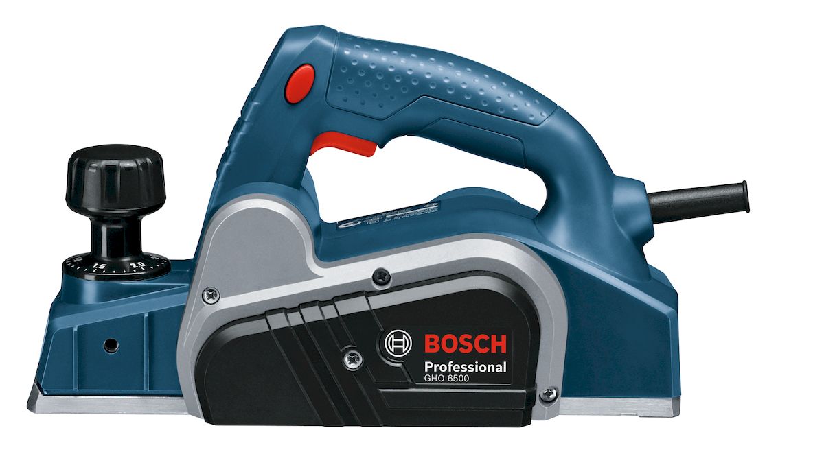 Рубанок Bosch GHO 6500. 06015960000601596000 Рубанок Bosch GHO 6500. 06015960000601596000Характеристики инструмента:Удобный переключатель с блокировкой для левшей и правшейПарковочный башмак - не повреждает деревянные поверхности2 перезатачиваемых ножа из быстрорежущей стали сокращают затраты на обслуживание3 паза для съема фаскиЭргономичная рукоятка, обеспечивающая комфорт при работе рубанкомНоминальная потребляемая мощность 650 WРегулируемая толщина стружки 0 - 2,6 ммМасса без кабеля 2,8 кгРегулируемая глубина выборки паза 0 - 9 ммЧисло оборотов холостого хода 16 500 об/минКомплектация:Ключ с внутренним шестигранникомПараллельный упорЗатачивающее устройство для ножей из быстрорежущей сталиКалибровочный шаблон для ножей из быстрорежущей стали