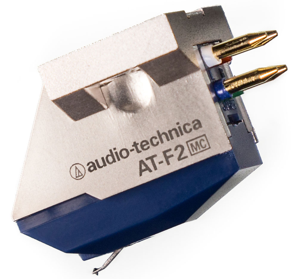 Audio-Technica AT-F2 головка звукоснимателя4961310127213 Audio-Technica AT-F2 головка звукоснимателя4961310127213Audio-Technica AT-F2 - высококлассный MC-звукосниматель с комбинированной конструкцией. Его основа выполнена с прецизионной точностью из алюминия, а основной корпус отлит из твердой смолы. Сочетание этих двух материалов позволяет практически полностью устранить паразитные резонансы и вибрации, и получить детализированный и прозрачный звук во всем диапазоне рабочих частот.Магнитная система Audio-Technica AT-F2 имеет перевернутую V-конструкцию с двумя катушками для левого и правого каналов, обладающую сниженной массой, что выразилось в уменьшении давления иглы на пластинку. Подобное техническое решение позволило также улучшить разделение стереоканалов, то есть сделать звуковую картину более натуральной и точной.Звукосниматель оснащен эллиптической алмазной иглой, изготовленной с высокой точностью в Японии, и зафиксированной в легкой и жесткой тонкостенной трубке из алюминия. В модели AT-F2 применены высокоэффективные неодимовые магниты, расположение которых выбрано таким образом, чтобы получить максимальную энергию поля в зоне расположения катушек. Последние выполнены из монокристаллической меди высокой степени очистки PCOCC, со сниженным сопротивлением и стабильными электрическими характеристиками.