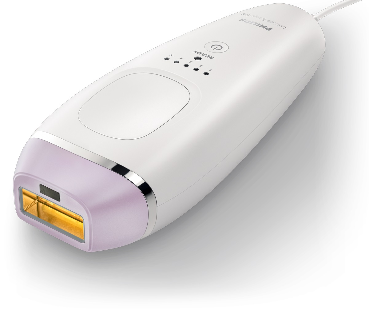 Компактный фотоэпилятор Philips Lumea EssentiaBRI863/00для быстрой процедуры на теле и лицеBRI863/00 Компактный фотоэпилятор Philips Lumea EssentiaBRI863/00для быстрой процедуры на теле и лицеBRI863/00В основе работы фотоэпилятора Philips BRI863/00 лежит инновационная технология интенсивного светового импульса (IPL), которая используется для удаления волос в профессиональных салонах красоты. Компания Philips адаптировала эту технологию для безопасного и эффективного использования в комфортной домашней обстановке. Технология разработана Philips в сотрудничестве с экспертами по уходу за кожей.Philips BRI863/00 бережно воздействует на корень волоса при помощи технологии светового импульса. В результате рост волос на теле постепенно сокращается. При проведении повторных процедур кожа сохраняет превосходную гладкость надолго.Клинические исследования показали, что после четырех сеансов, проведенных раз в две недели, количество волос значительно снижается, и кожа становится более гладкой. Для поддержания данных результатов просто повторяйте процедуру по мере необходимости. Интервал зависит от индивидуальных особенностей роста волос. Система Philips BRI863/00 эффективно удаляет (натуральные) русые, каштановые и черные волосы. Как и другие фотоэпиляторы, он не эффективен для удаления рыжих, светло-русых и седых волос. Также прибор не подходит для темной кожи.С уверенностью используйте для удаления волос на лице (верхняя губа, подбородок) и теле, например на ногах, в области подмышек, бикини, живота и рук.Датчик цвета кожиПеред началом и периодически во время процедуры встроенный датчик в целях безопасности определяет оттенок кожи на обрабатываемом участке. Если кожа очень темная, прибор автоматически перестает генерировать световые импульсы.5 настроек интенсивности вспышкиФотоэпилятор Philips BRI863/00 оснащен пятью настройками интенсивности светового импульса, обеспечивающими мягкое, но эффективное воздействие. При правильном использовании фотоэпилятор безопасен и удобен в использовании даже на чувствительной коже.Высококачественная лампа обеспечивает > 200 000 вспышек.