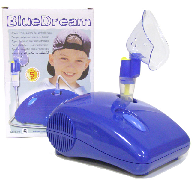 MED 2000 Ингалятор компрессорный BlueDream (P5)0001503 MED 2000 Ингалятор компрессорный BlueDream (P5)0001503Технические характеристики:- Вес: 1500 грамм.- Питание: ~220-240 В.- Давление: 2 Бар.- Расход воздуха: 8 л/мин.- Объем стакана: 6 мл.- Скорость распыления: > 0,25 мл/мин.- Шумовой порог: 54 дБ на 50 см.- Режим работы № 1: 0.5 - 3 мкм.- Режим работы № 2: 2 - 5 мкм.- Режим работы № 3: 4 - 6 мкм.- Режим работы и паузы: 30 мин/30 мин. - Цвет: синий.Комплектация:- Две маски (детская и взрослая).- Мунштук.- Небулайзер.- Силиконовая трубка.- Сменные фильтры.- Три пистона.Гарантия 5 летНазначение: лечение заболеваний верхних и нижних дыхательных путей, заболеваний легких, а также как профилактическое средство против ОРВИ.Функциональные особенности:Имеет три режима работы, что позволяет использовать его при лечении заболеваний верхних и нижних дыхательных путей, заболеваний легких, а также как профилактическое средство против ОРВИ. Компрессорный небулайзер состоит из компрессора и распылителя жидкости - небулайзера.Небулайзер, т.е. туманообразователь, представляет собой устройство для преобразования жидкого лекарственного вещества в мелкодисперсный аэрозоль, что осуществляется под действием сжатого воздуха от компрессора. В небулайзере сжатый воздух выходит вверх через узкое сопло, отражается от препятствия в сторону жидкости, находящейся в колбе вокруг сопла, и распыляет жидкость с поверхности, создавая таким образом аэрозоль. Аэрозоль - это мельчайшие частицы, взвешенные в газообразной среде. Аэрозоли подразделяют по размерам частиц на высоко-, средне- и низкодисперсные. Чем меньше частицы аэрозоля, тем дольше они остаются в потоке вдыхаемого воздуха, и тем глубже проникают в дыхательные пути.Компрессионный небулайзер состоит из компрессора и непосредственно распылителя-небулайзера. Явными преимуществами компрессорного небулайзера являются - универсальность в применении используемых лекарственных средств и возможность выбора одного из трех режимов работы , посредством смены пистонов . Компрессорный небулайзер оснашен детской и взрослой масками , мундштуком и силиконовой трубкой , что делает его более удобным в применении . Существуют портативные компрессорные небулайзеры . Они имеют все преимущества компрессорного небулайзера , а так же возможность подключения к прикуривателю автомобиля и аккумулятору.Вставляя в небулайзер определенные распылители (пистоны), Вы можете получить аэрозоль с оптимальными размерами частиц, чтобы позволить максимальному колличеству аэрозольного лекарства попасть в определенные части дыхательного тракта Лечение верхнего дыхательного тракта - пистон А (размер частиц 4-6 мкм), лечение трахеально-бронхиального тракта - пистон В (размер частиц 2-5 мкм), бронхиол и авиол - пистон С (размер частиц 0.5-3 мкм).Частицы диаметром 4-6 мкм обычно оседают в полости рта, в глотке и гортани (пистон А), 2-5 мкм в трахее и бронхах (пистон - В), 0.5-3 мкм - в бронхиолах и альвеолах (пистон - С).Небулайзер позволяет вводить высокие дозы лекарственных веществ в чистом виде, таких как бронходилятаторы, антибиотики, антисептики, стероиды, муколитики, фитосборы и минеральные воды. Используется в пульмонологии, фтизиатрии, интенсивной терапии, оториноларингологии и аллергологии.