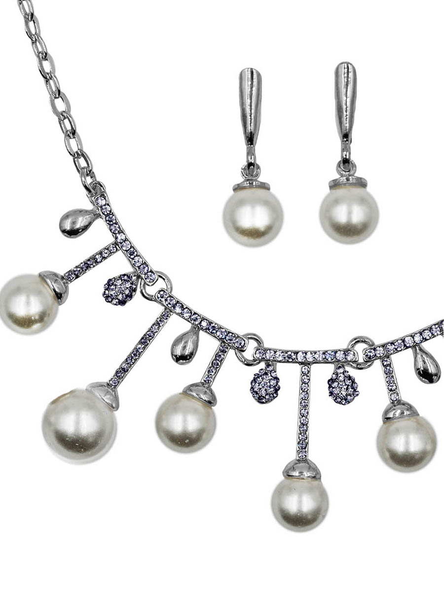 Набор бижутерии Taya: серьги, колье, цвет: серебряный. T-B-11525-SET-SILVERПуссеты (гвоздики) Набор бижутерии Taya: серьги, колье, цвет: серебряный. T-B-11525-SET-SILVERПуссеты (гвоздики)Стильное колье Taya выполнено из гипоаллергенного бижутерного сплава. Основа украшения - цепь якорного плетения, где каждое звено имеет продолговатую форму. В центре пять подвижно соединенных пластин со стразами, на которые крепятся либо золотые капельки, либо подвески с жемчугом. Серьги с английской застежкой повторяют дизайн колье, оформлены подвесками из жемчуга.