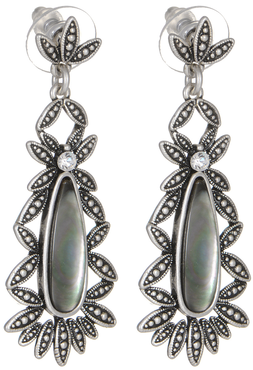 Серьги Fashion House, цвет: темно-серебристый, белый. FH29508Серьги с подвесками Серьги Fashion House, цвет: темно-серебристый, белый. FH29508Серьги с подвескамиСерьги Fashion House выполнены в дизайне под старину, но из модных современных материалов. Изделие каплевидной формы из металла, инкрустировано перламутром и сверкающим стразом. Серьги оснащены удобным замком-гвоздиком. Эти оригинальные серьги прекрасно впишутся в любой образ и станут настоящей находкой для утонченных модниц.