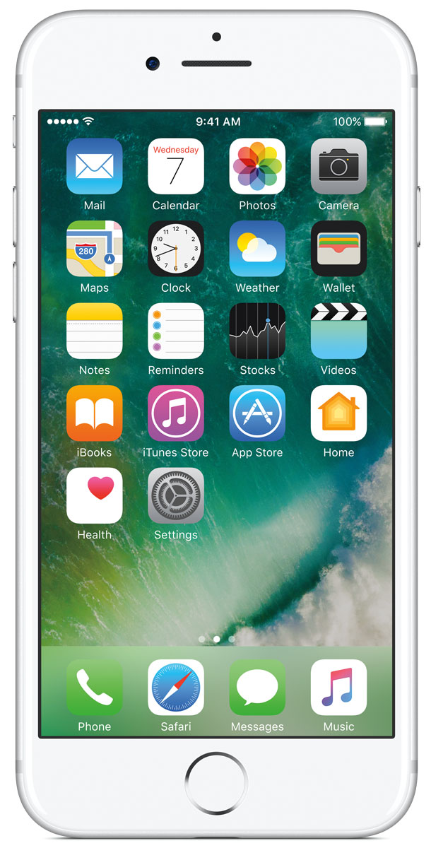 Apple iPhone 7 128GB, SilverMN932RU/A Apple iPhone 7 128GB, SilverMN932RU/AiPhone 7 оснащен великолепной камерой, которая позволяет делать невероятные снимки. Этот телефон обладает высокой производительностью и самым долговечным аккумулятором среди всех моделей iPhone, великолепными стереодинамиками, системой широкой цветопередачи от камеры на экран. Для iPhone 7 доступны два новых великолепных цвета корпуса, а также обеспечивается защита от воды и пыли.В iPhone 7 встроена самая популярная в мире камера. Благодаря совершенно новым функциям она стала ещё лучше. 12-мегапиксельная камера в iPhone 7 оснащена системой оптической стабилизации изображения, обладает высокой светосилой f/1.8 и 6-элементным объективом для съёмки ярких фотографий и видео с высоким разрешением. Расширенный цветовой диапазон позволяет фиксировать яркие цвета во всех деталях.Другие усовершенствования камерыНовый процессор обработки сигнала изображения, созданный Apple, выполняет более 100 миллиардов операций на одной фотографии всего за 25 миллисекунд. Это обеспечивает невероятное качество снимков и видео. Новая 7-мегапиксельная камера FaceTime HD обладает более широкой цветопередачей, передовой технологией пикселей и системой автоматической стабилизации изображения для съёмки отличных селфи. Новая вспышка True Tone Quad-LED на 50% ярче, чем в iPhone 6s. Она оснащена передовой матрицей, которая распознаёт и сглаживает блики на видеозаписях и фотографиях.Работает дольше и эффективнееРаботу всех этих инноваций обеспечивает новый процессор A10 Fusion, специально созданный Apple. Новая архитектура делает его самым мощным процессором в истории смартфонов. При этом он обеспечивает более долгую работу без подзарядки, чем у любой другой модели iPhone. Процессор A10 Fusion выполнен по 4-ядерной технологии: в нём объединены два высокомощных ядра, работающих почти вдвое быстрее, чем iPhone 6, и два высокоэффективных ядра, которые способны потреблять в 5 раз меньше энергии, чем высокомощные ядра. Скорость обработки графики также возросла: теперь она почти втрое выше, чем у iPhone 6. При этом на обработку графики расходуется вдвое меньше энергии. Это открывает совершенно новые возможности для игр и профессиональных приложений.iPhone 7 поддерживает до 25 диапазонов LTE и обеспечивает лучший всемирный роуминг. Технология LTE Advanced позволяет передавать данные со скоростью до 450 Мбит/с — в 3 раза быстрее, чем в iPhone 6.Великолепная система стереодинамиковНовые стереодинамики воспроизводят великолепный объёмный звук: вдвое более мощный, чем на iPhone 6s, с расширенным динамическим диапазоном и с микрофоном более высокого качества. В комплект поставки новых iPhone входят невероятно качественные наушники EarPods с разъёмом Lightning, а также адаптер для подключения наушников с разъёмом 3,5 мм, позволяющий пользоваться старыми наушниками и аксессуарами.Всплеск новых идейКорпусы iPhone 7 доступны в великолепных цветах: серебристом, золотом и в цвете «розовое золото», а также в двух совершенно новых оттенках чёрного: с великолепным матовым анодированием и с уникальной глянцевой поверхностью глубокого цвета «чёрный оникс». Для создания нового цвета «чёрный оникс» применяется передовой процесс девятикратного анодирования и полировки. В результате получается равномерная глянцевая поверхность. Полностью обновлённый корпус обеспечивает водостойкость iPhone и защищает его от пролитых жидкостей, брызг и пыли.Новый iPhone оснащён самым ярким и красочным дисплеем Retina HD, когда-либо применявшимся в iPhone. Теперь у него ещё более широкая цветовая палитра кинематографического стандарта, более насыщенные цвета и лучшая система цветопередачи среди всех смартфонов.Новая кнопка «Домой» в iPhone 7 отличается поразительной скоростью реакции и чувствительностью к нажатию. Совместно с новым механизмом Taptic Engine она обеспечивает ещё более точный и персональный тактильный отклик.В iOS 10 внесены наиболее серьезные обновления в истории iOSiPhone 7 работает под управлением iOS 10 — наиболее серьезного обновления мобильной операционной системы iOS. iOS 10 содержит масштабные обновления Сообщений, что позволяет реализовать ещё более выразительные и динамичные возможности общения с друзьями и близкими, новые функции Siri с широкой поддержкой приложений, новые способы управлять приложениями и ещё более широкую поддержку 3D Touch, великолепные обновлённые Карты, Фото, Apple Music и News, а также приложение «Дом» — простой и безопасный способ управлять домашними устройствами из единого центра. Кроме того, iOS 10 открывает невероятные возможности для разработчиков благодаря API для Siri, Карт, Телефона и Сообщений. Теперь у пользователей будет ещё больше функций в любимых приложениях.Телефон сертифицирован EAC и имеет русифицированный интерфейс меню, а также «Руководство пользователя».