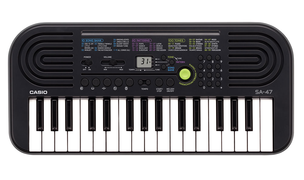 Casio SA-47, Gray цифровой синтезаторSA-47 Casio SA-47, Gray цифровой синтезаторSA-47Цифровой синтезатор Casio SA-47, несмотря на малый размер и всего лишь 32 клавиши, это не просто игрушка, а полноценный музыкальный инструмент для начинающих. Во-первых, в нем присутствуют солидная 8-ми нотная полифония и прекрасное звучание всех 100 встроенных тембров и 50 стилей. А во-вторых, мини клавиатура данной модели отлично подходит для детских пальчиков.Ваше любимое звучание одним нажатием: кнопка переключения фортепиано / органа дает возможность быстрого выбора звучания. Для переключения достаточно нажать на кнопку.Обширный репертуар из 100 тембров предлагает великолепное качество.Мелодии на каждый вкус: 100 мелодий для разучивания дают возможность освоить разные стили. Наглядно и удобно: ЖК дисплей обеспечивает быстрый доступ ко всем функциям инструмента.Выбери правильный ритм. Барабанные пэды - замечательное введение в мир цифровых ударных инструментов. Пять кнопок, для отдельного барабана или перкуссии облегчают игру ритма и дают возможность солировать одним нажатием. Возможность отключения мелодии - эффективный способ освоить правую руку. Для разучивания предложено 10 композиций.Динамики: 2 x 0,5 Вт