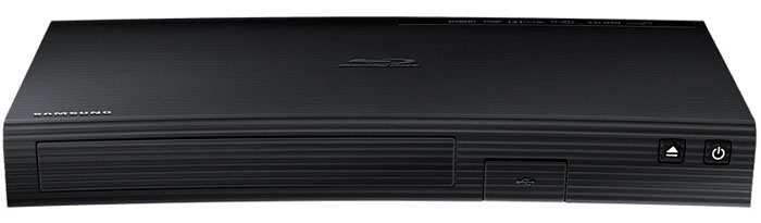 Samsung BD-J5500/RU Blu-ray плеер 3DBD-J5500/RU Samsung BD-J5500/RU Blu-ray плеер 3DBD-J5500/RUДизайн 3D Smart Blu-ray BD-J5500 от Samsung – лаконичный, строгий, с титановой отделкой и тканевой текстурой, делает плеер гармоничным дополнением к телевизорам Smart с изогнутым экраном. Проигрыватель идет в ногу со временем и транслирует видео в формате высокой четкости Ultra HD. Каждая картинка проработана до мельчайших деталей. Плеер самостоятельно увеличивает разрешение Full HD в 4 раза и полностью погружает в происходящее на экране.Плеер поддерживает технологию 3D. Яркая и контрастная картинка даже во время динамических сцен, глубина изображения и максимальная реалистичность на время погружают зрителей в фантастический мир развлечений.Проигрыватель открывает полный доступ к развлекательному контенту на ресурсе Smart Hub. Социальные сети, мессенджеры и другие приложения доступны через Blu-ray плеер. Магазин Opera TV Store App открывает доступ более чем к 250 приложениям. Скачивание нужного контента происходит за считаные секунды. Проигрыватель поддерживает возможность беспроводной сети – используйте Интернет, не отходя от телевизора. Беспроводная сеть позволяет подключать к плееру все мобильные устройства и проигрывать контент непосредственно с девайса. Технология Samsung BD Wise Web улучшает качество видео во время просмотра из Интернета.