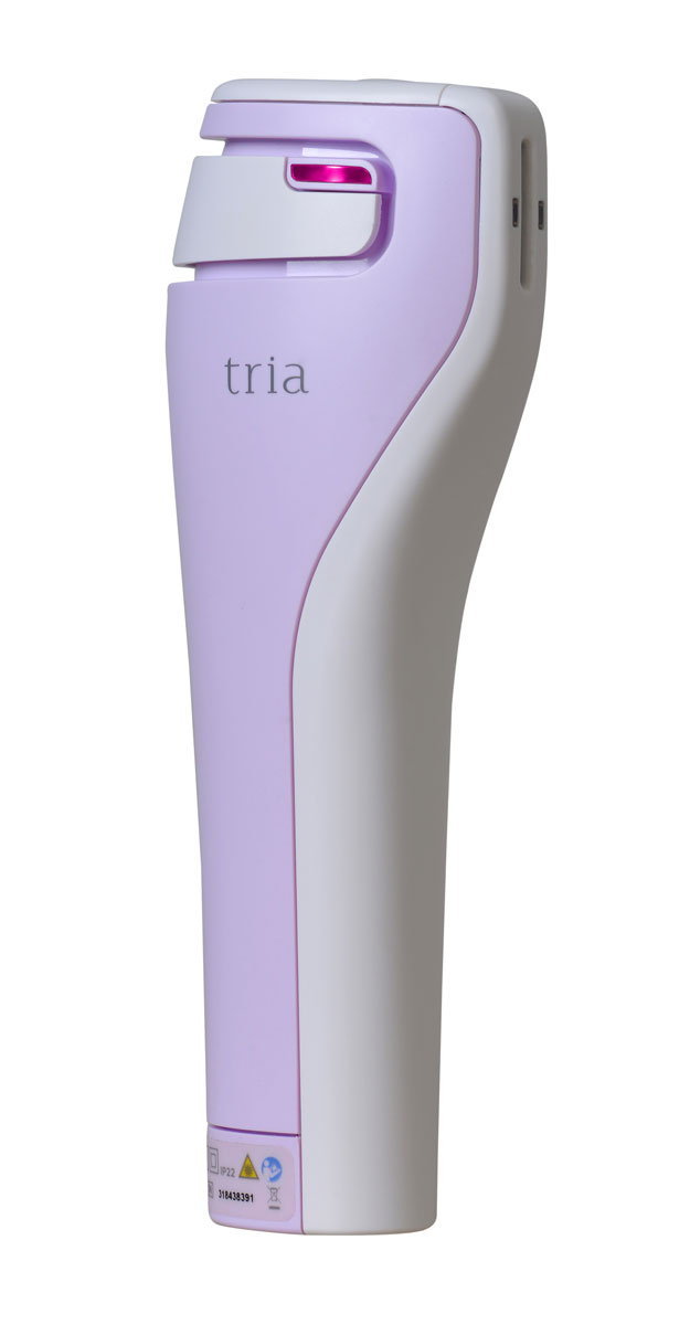 Tria Лазерное устройство для омоложения Age-Defying Laser812438020006 Tria Лазерное устройство для омоложения Age-Defying Laser812438020006Лазерное устройство для омоложения в домашних условиях. Представляет собой настоящую революцию в персональном уходе за кожей, дает Вам профессиональный результат лазерного омоложения в процессе простых ежедневных процедур в комфорте вашего собственного дома. Лазерная головка испускает свет во время процедуры. Лазерный свет стимулирует собственный естественный процесс обновления вашего организма и регенерации клеток, производство нового коллагена. Световой индикатор светится при соприкосновении с кожей и скольжении для контроля правильности выполнения процедур. Беспроводная система – с помощью зарядного устройства зарядите лазер, а затем пользуйтесь им в любом месте, где вам удобнее всего. Индикатор блокировки устройства загорается, если устройство заблокировано. Индикатор окончания сеанса загорается, когда сеанс закончен. Индикатор уровня интенсивности – низкий, средний, высокий. Индкатор зарядки. Загорается, если заряд батареи низкий. Мигает, когда устройство заряжается. Подставка для хранения и зарядки устройства