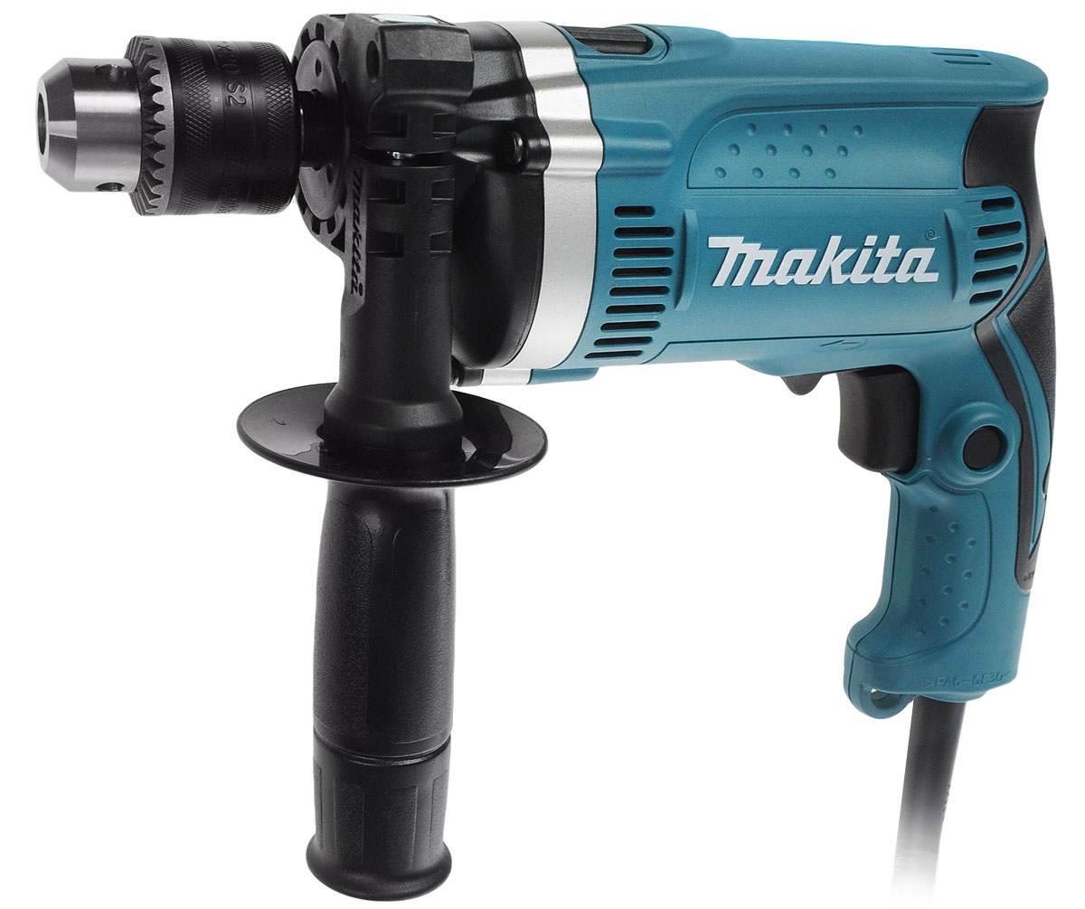 Дрель ударная Makita HP1630KX2178700 Дрель ударная Makita HP1630KX2178700Сетевая ударная дрель Makita HP1630KX2 - это профессиональный универсальный инструмент, предназначенный для сверления отверстий в древесине, металле, кирпиче и легком бетоне. Изделие оснащено кулачковым патроном. Зажимается сверло в патроне при помощи ключа для кулачкового патрона. Патрон на дрели позволяет установить сверла по металлу, древесине, кирпичу и бетону с диаметром хвостовика от 1,5 мм до 13 мм.В верхней части корпуса имеется переключатель режимов работы инструмента, которым можно активировать режим сверление или режим сверление с ударом. Режим сверление используется для сверления древесины, металла, пластика и других подобных материалов. В режиме сверления с ударом патрон совершает не только вращательные движения, но и продольное возвратно-поступательное движение, тем самым оказывая ударное воздействие на материал. Этот режим используется для сверления кирпичной кладки или лёгкого бетона.Имеется кнопка включения с электронной регулировкой числа оборотов. Таким образом, можно подобрать необходимую скорость вращения для более удобной и точной работы. Скорость вращения регулируется силой нажатия на кнопку включения и может задаваться в пределах от 0 до 3200 оборотов в минуту, а при сверлении с ударом количество ударов варьируется от 0 до 48000. Расположенный на боковой поверхности рукоятки фиксатор кнопки включения позволяет зафиксировать выбранную скорость вращения.У данной модели имеется флажок переключения вращения или, проще говоря, реверс. Корпус дрели Makita «HP1630KX2» выполнен из ударопрочного пластика. Накладка на рукоятке из мягкой резины предотвращает скольжение инструмента в руке. Металлический корпус редуктора позволяет эффективнее отводить тепло при нагреве инструмента под большой нагрузкой для увеличения срока службы шестерёнок. Инструмент очень лёгкий, что позволяет работать долго, не испытывая при этом усталости.В комплекте с дрелью поставляется дополнительная боковая рукоятка, которую можно установить в одном из 12 положений для удобства работы и лучшего контроля инструмента; для хранения и переноски пластиковый кейс c органайзером для хранения свёрл, шурупов и многого другого; набор сверл по бетону, дереву и металлу Makita D-46202 диметром 3, 4, 5, 6, 8, 10 мм, а также руководство по эксплуатации на русском и английском языках.