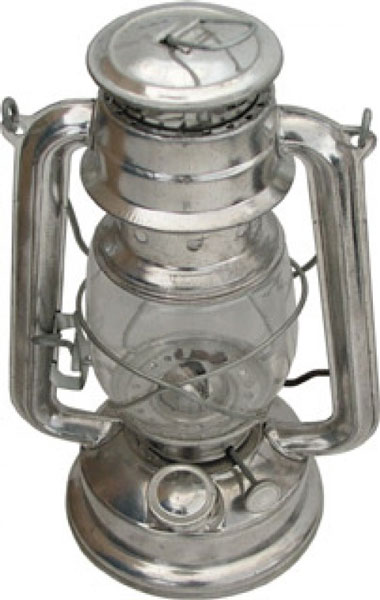 Настольный светильник FIT 67600LSL-1109-05 Настольный светильник FIT 67600LSL-1109-05Керосиновая лампа, высотой 24 см, применяется для освещения небольшого помещения при отсутствии электричества, либо пригодится в качестве источника света в саду или на даче.Простая и удобная в использовании керосиновая лампа FIT выполнена из металла, колба - из жаропрочного стекла. Для повышения безопасности лампа оснащена защитной решеткой и устойчивой подставкой. Лампа работает на керосине и лампадном масле.Керосиновая лампа FIT прольет свет на многие тайны - от ее тихого огня беседы станут откровенней, чай вкуснее, а вечер длиннее и романтичней.