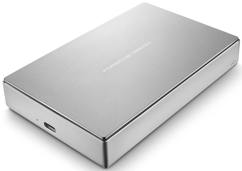 LaCie Porsche Design Mobile Drive 4TB внешний жесткий диск (STFD4000400)STFD4000400 LaCie Porsche Design Mobile Drive 4TB внешний жесткий диск (STFD4000400)STFD4000400LaCie Porsche Design Mobile Drive - стильный и производительный внешний накопитель, оснащенный новейшим интерфейсом USB 3.1. Данное устройство позволяет хранить, переносить и делиться различными цифровыми файлами в дороге. Благодаря современному интерфейсу скорость передачи данных достигает 5 Гб/сек, что значительно увеличивает скорость копирования и чтения информации. Накопитель выполнен в современном минималистичном дизайне, он имеет компактные размеры (84 х 128 х 21 мм), а вес составляет всего 320 г. Все это позволяет переносить его в кармане или небольшой сумочке. В комплект поставки входит универсальный кабель-переходник для совместимости портов поколений USB 3.0 и 2.0.