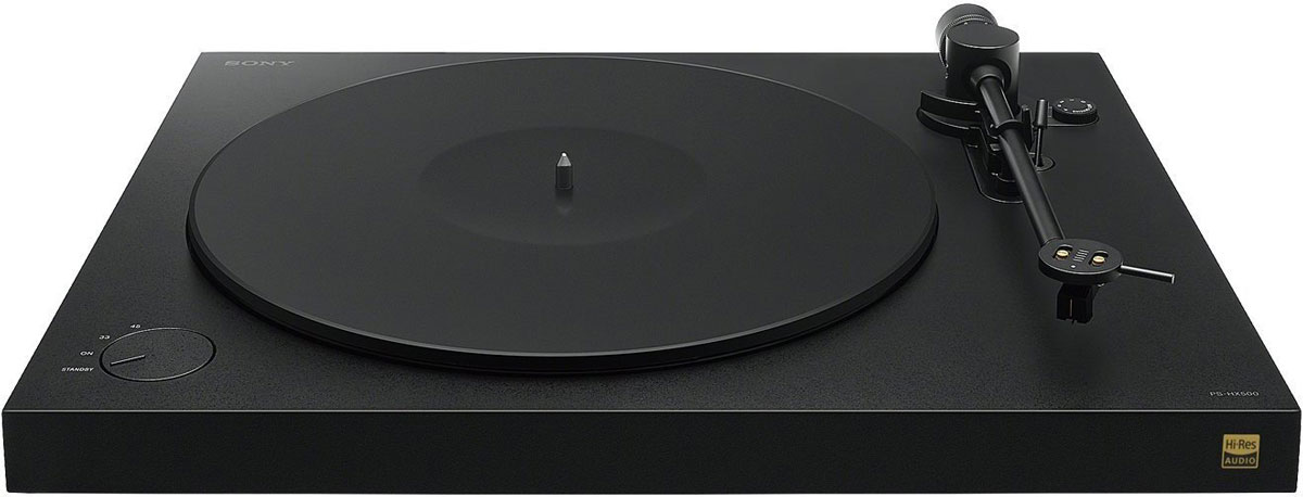 Sony PS-HX500, Black виниловый проигрывательPSHX500.CEL Sony PS-HX500, Black виниловый проигрывательPSHX500.CELОт источника до АС — в устройстве Sony PS-HX500 все создано для идеальных аудиовпечатлений. Цифровые усилители и специальные динамики для высоких частот точно воспроизводят аудио высокого разрешения, приближая звучание к живому звуку.Вдохните новую жизнь в аналоговые записи с форматом DSD. Просто подключите проигрыватель PS-HX500 к компьютеру через USB, начните воспроизведение и сохраните каждый нюанс звучания, преобразовав дорожки в файлы формата DSD 5,6 МГц. Теперь вы можете сохранить свою коллекцию пластинок на музыкальном сервере или взять ее с собой на прогулку в памяти Walkman. В сочетании с компонентной системой высокого качества этот проигрыватель также обеспечивает невероятное реалистичное звучание аналоговых записей. С PS-HX500 вы превратите свою коллекцию пластинок в ценный источник аудио высокого разрешения.Просто подключите виниловый проигрыватель к компьютеру, чтобы оцифровать любимую музыку в аудиофайлы.Встроенный усилитель с фонокорректором позволяет переключаться между линейным выходом и выходом звукоснимателя и воспроизводить аудио через интегрированный усилитель или внешний фонокорректор.Проигрыватель может работать на двух скоростях: 33 1/3 и 45 оборотов в минуту, чтобы вы могли слушать долгоиграющие пластинки (LP) и мини-альбомы (EP).Не расставайтесь с любимыми композициями. Например, вы можете записать аудиодорожки с винила на компьютер в формате DSD, а затем скопировать их на устройство USB для последующего воспроизведения в автомобильной аудиосистеме. Перепишите свои любимые композиции с винила, и они будут сопровождать вас в поездке.С помощью музыкального редактора для Windows и Mac OS X можно легко вырезать ненужный фрагмент записи или разбить запись на отдельные дорожки.Встроенный аналогово-цифровой преобразователь позволяет выполнять преобразование из аналогового формата в цифровой (DSD) с частотой 2,8 или 5,6 МГц.Формат DSD (Direct Stream Digital) — это настоящая революция в том, что касается записи и воспроизведения аудио высокого разрешения. Он был разработан компаниями Sony и Philips, в свое время создавшими классические компакт-диски. В отличие от стандартного формата PCM, 1-битный аудиопоток DSD точнее передает природу аналоговых звуковых колебаний. В результате вас ждут не только все преимущества цифрового аудио, включая диапазон воспроизводимых частот свыше 100 кГц и широкий динамический диапазон, но и естественное звучание, присущее аналоговой записи. Менее сложный процесс записи и декодирования обеспечивает точность воспроизведения объема и передачу всех нюансов, задуманных автором.Интегрированная головка звукоснимателя повышает надежность и обеспечивает высокую стабилизацию тонарма при движении по поверхности пластинки, а небольшой вес делает головку более чувствительной. Легкость головки звукоснимателя позволяет оптимизировать частоту самого низкого резонанса и повысить отслеживаемость низких частот, тогда как ее круглая форма дает чистый звук без помех. Прямой тонарм обеспечивает идеальный баланс иглы звукоснимателя и не допускает возникновения момента вращения, способного нарушить баланс стерео, а его прочная конструкция с подшипниками минимизирует детонацию и дрожание сигнала. Толщина стенки нового корпуса составляет 5 мм, что пока не имеет аналогов в этом классе. Плотное и равномерное соприкосновение с поверхностью пластинки снижает уровень резонирования.Форма приводного шкива была оптимизирована, чтобы стабилизировать ременный привод и обеспечить естественное звучание.Акустический корпус из МДФ с высокой плотностью звука и стенками толщиной 30 мм. Все это обеспечивает прекрасные звуковые характеристики и точное воспроизведение звуковой сцены.Высокоинерционный диск из литого алюминия обеспечивает идеальный баланс между весом и прочностью.Печатная плата выполнена из эпоксидного стеклопластика и обеспечивает более высокие стабильность и качество звука, особенно по сравнению с моделями в том же ценовом диапазоне.Тщательно разработанная крышка защищает от пыли и минимизирует возможную вибрацию. Превосходное качество звука даже при закрытой крышке.В дополнение к изоляции, которая предотвращает нежелательный резонанс, резиновые амортизаторы уникальной формы не допускают вибрации, которая в противном случае передается проигрывателю от поверхности, на которой стоит проигрыватель.