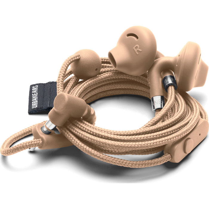 Urbanears Sumpan, Nougat Beige наушники10102375 Urbanears Sumpan, Nougat Beige наушники10102375Urbanears Sumpan - это лёгкие наушники-вкладыши, которые могут похвастать красочными цветами, удобной конструкцией для прослушивания на ходу, а также такими необычными особенностями, как зацепление правого и левого наушника позади шеи (для ношения устройства при выключенном плеере) и съёмные амбушюры, которые легко мыть.Sumpan выполнены в форме крючков, что позволяет легко сцеплять правый и левый наушники. Отличное решение, чтобы повесить наушники на шею, когда мы их не слушаем. И при этом хотим быстро их найти и продолжать наслаждаться музыкой, в любой момент, когда захотим.Патентованная система CableLoop позволяет скрутить провод для удобного и безопасного хранения наушников. Больше не потребуется тратить время на распутывание непослушного кабеля - чётко и быстро вы приведёте наушники в состояние готовности номер один!Сегодня большинство плееров являются также и телефонами. Поэтому наушники Urbanears Sumpan имеют микрофон и пульт управления, с помощью которого можно принимать входящие звонки или переключать трэки.