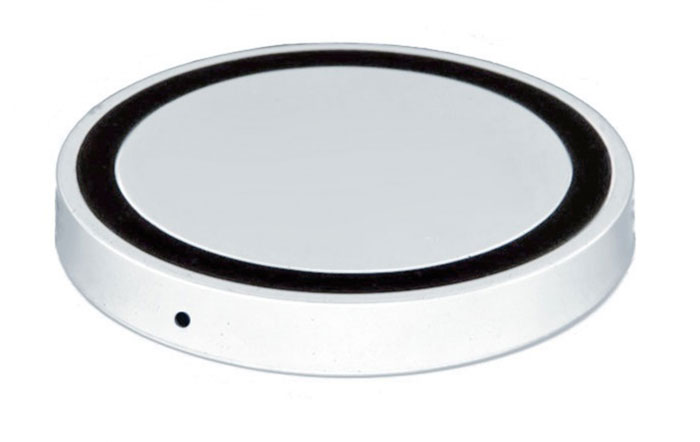 Bradex SU 0049, White беспроводное зарядное устройствоSU 0049 Bradex SU 0049, White беспроводное зарядное устройствоSU 0049Современная техника и гаджеты заполнили ваш дом, но вы до сих пор еще не слышали о беспроводной зарядке устройств? Круглый аккумулятор для смартфонов станет для вас приятным открытием! • Он позволяет заряжать телефон без прямого подключения к сети или ноутбуку.• Просто присоедините миниатюрный Qi-приемник к Вашему смартфону (спрячьте его внутрь устройства при использовании Micro-USB порта, поместите под чехол или подвесьте как брелок — для моделей Iphone c Lightning разъемом). • Теперь вы сможете подзаряжать устройство в любое время, когда не используете его. Просто кладите смартфон на подключенный к базе аккумулятор: во время зарядки вместо красного индикатора загорится синий.Круглый беспроводной аккумулятор для смартфонов: современные технологии для вашего комфорта!