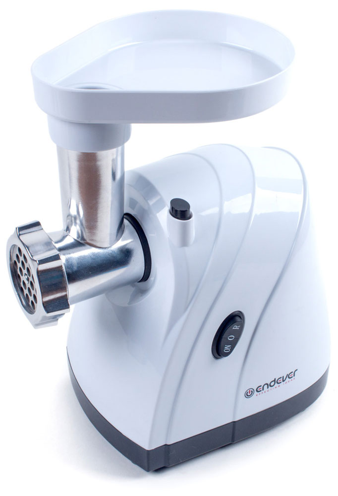 Endever Sigma-36 мясорубкаSigma-36 Endever Sigma-36 мясорубкаSigma-36Электрическая мясорубка Endever Sigma-36 перерабатывает до 2,2 кг продукта в минуту. Острый нож из высококачественной кованой стали быстро и эффективно справится практически с любым мясом и измельчит любые другие продукты. Мясорубка оснащена большим приемным раструбом. Высококачественные металлические детали не позволяют продуктам окисляться в процессе переработки, а также гарантируют надежность и долговечность устройства.Мясорубка Endever Sigma-36 имеет функцию защиты двигателя от перегрузок и перегрева: при наматывании жил на шнек, работа двигателя затрудняется, мясорубка перестает работать и автоматически отключается. Для этого случая предусмотрена функция реверса. Используя её, можно, не разбирая устройство, прокрутить шнек в обратную сторону и легко освободить его от продукта.Благодаря прорезиненным ножкам, устройство надежно фиксируется на поверхности, что обеспечивает ему дополнительную устойчивость и безопасность в процессе работы. В комплектацию устройства входят три дисковых металлических решетки с отверстиями различного диаметра для мелкой и крупной рубки.