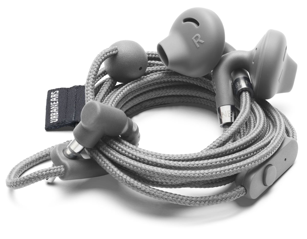 Urbanears Sumpan, Dark Gray наушники15118531 Urbanears Sumpan, Dark Gray наушники15118531Urbanears Sumpan - это лёгкие наушники-вкладыши, которые могут похвастать красочными цветами, удобной конструкцией для прослушивания на ходу, а также такими необычными особенностями, как зацепление правого и левого наушника позади шеи (для ношения устройства при выключенном плеере) и съёмные амбушюры, которые легко мыть.Sumpan выполнены в форме крючков, что позволяет легко сцеплять правый и левый наушники. Отличное решение, чтобы повесить наушники на шею, когда мы их не слушаем. И при этом хотим быстро их найти и продолжать наслаждаться музыкой, в любой момент, когда захотим.Патентованная система CableLoop позволяет скрутить провод для удобного и безопасного хранения наушников. Больше не потребуется тратить время на распутывание непослушного кабеля - чётко и быстро вы приведёте наушники в состояние готовности номер один!Сегодня большинство плееров являются также и телефонами. Поэтому наушники Urbanears Sumpan имеют микрофон и пульт управления, с помощью которого можно принимать входящие звонки или переключать трэки.