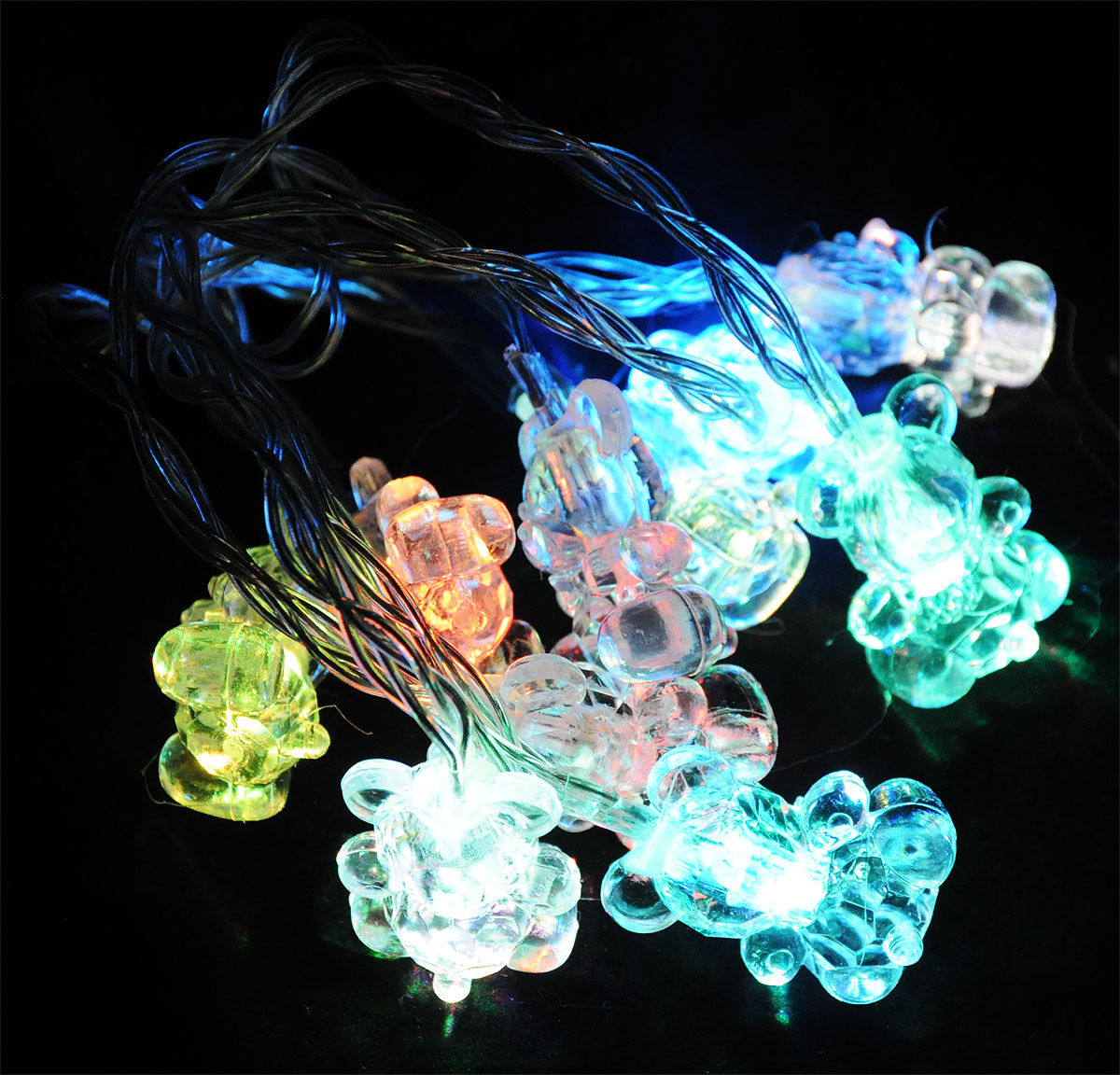 Электрогирлянда B&H Мишки, 10 RGB светодиодов, 1,35 мBH0423_мишки Электрогирлянда B&H Мишки, 10 RGB светодиодов, 1,35 мBH0423_мишкиЭлектрогирлянда B&H Мишки предназначена для декоративного внутреннего освещения. Изделие представляет собой гибкий провод, на котором расположено 10 RGB (меняющих цвет) светодиодов с декоративными насадками в форме мишек. Питание от батареек позволяет использовать гирлянду автономно. Создайте в своем доме атмосферу веселья и радости, украшая новогоднюю елку яркими светодиодными гирляндами. Расстояние между светодиодами: 15 см. Размер лампы: 3,5 х 2,5 х 2 см. Гирлянда работает от 3 батареек типа АА (в комплект не входят).