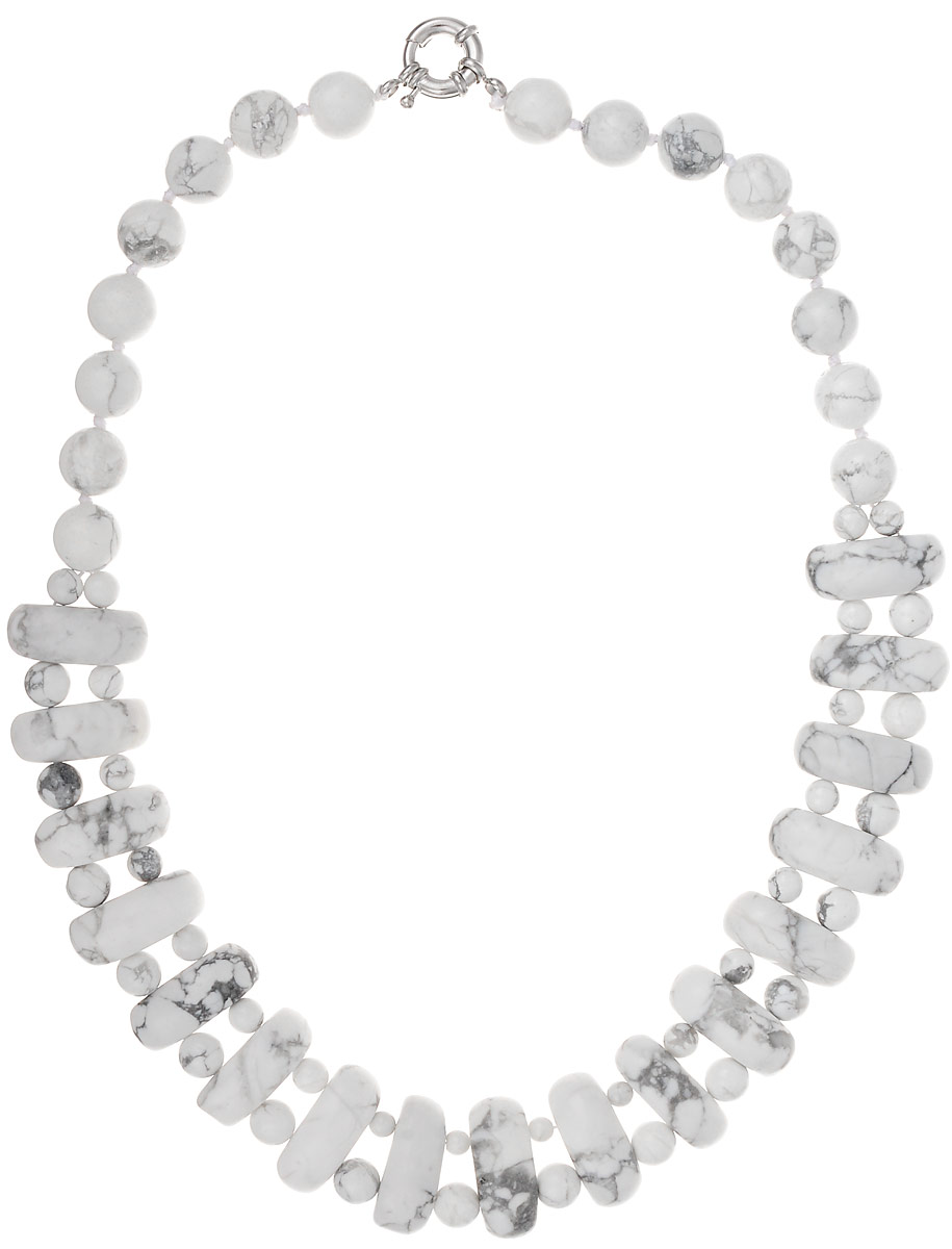Бусы Art-Silver, цвет: белый, длина 45 см. СМЦ57-6-956Колье (короткие одноярусные бусы) Бусы Art-Silver, цвет: белый, длина 45 см. СМЦ57-6-956Колье (короткие одноярусные бусы)Бусы Art-Silver подчеркнут изящество и непревзойденный вкус своей обладательницы. Они выполнены из бижутерного сплава и кахолонга.Изделие оснащено удобным замком-карабином.Кахолонг - непрозрачная разновидность опала. Представляет собой камень молочно-белого цвета, из-за чего получил название жемчужного опала. Стихия кахолонга - Земля. Он способен успокаивать, укрощать вспышки гнева, избавлять от депрессивного состояния. Этот кристалл - талисман для беременных женщин и матерей. Бусы из этих благородных камней выглядят как произведение искусства. Такое украшение станет изюминкой вашего образа и добавит лоск и элегантность.