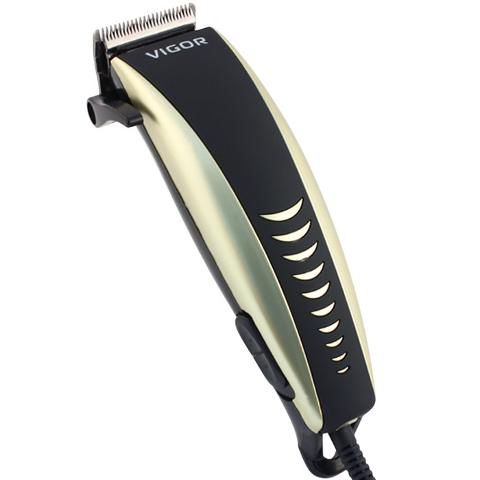 Vigor HX-6420 машинка для стрижкиHX-6420 Vigor HX-6420 машинка для стрижкиHX-6420С машинкой для стрижки волос Vigor HX-6420 вы можете сделать красивую и модную прическу не только в парикмахерской, но и дома. Плавная регулировка длины стрижки осуществляется при помощи четырех насадок 3-12 мм, идущих в комплекте с устройством. Прорезиненные вставки на корпусе не позволят машинке выскальзывать из рук во время работы с ней.