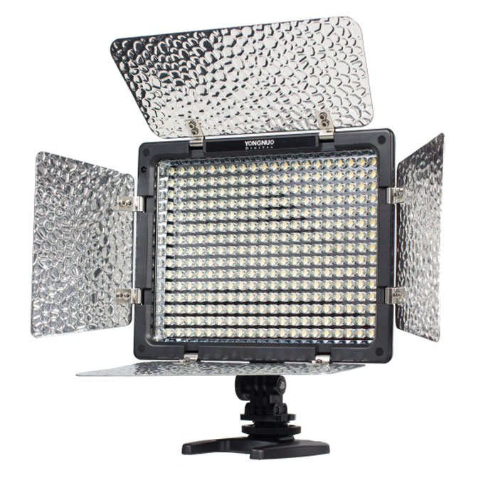 YongNuo LED YN-300 осветитель светодиодный для фото и видеокамер с дуYN-300 YongNuo LED YN-300 осветитель светодиодный для фото и видеокамер с дуYN-300Мощный профессиональный светодиодный светильник для любых фото или видеокамер на 300 ярких светодиодах. Для постоянного свечения. Питание от литий-ионных аккумуляторов серии Sony NPили их клонов. Ступенчатый цифровой регулятор яркости (диммер). Кронштейн для крепления к фото / видеокамере на горячий башмак.Ножка-подставка для установки на поверхность или на фотоштатив / фотостойку. Съемные цветовые фильтрыдля изменения цветовой температуры5600K / 3200K. Есть пульт ДУ, которым не только можно регулировать яркость света на приборе, но и управлять затвором (спуском) камер Canon, Nikon,Sony и Pentax - для этого на пульте имеются отдельные кнопки.Световой поток: 2280 ЛмЦветовая температура: 5500КУгол освещения: 55 градусовДальность дистанционного управления: до 8 м