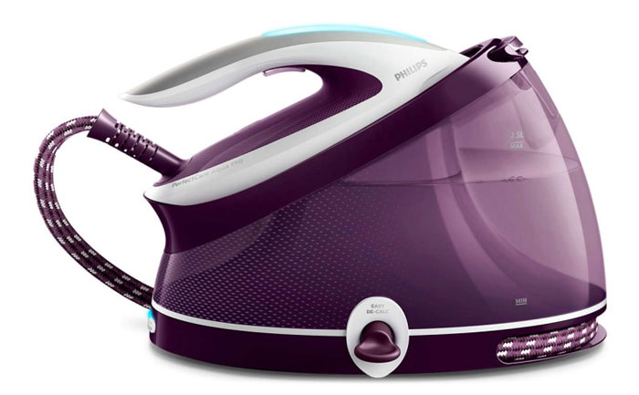Philips GC9315/30 парогенераторGC9315/30 Philips GC9315/30 парогенераторGC9315/30Прибор Philips PerfectCare Aqua Pro оснащен сверхлегким утюгом и большим резервуаром для воды (2,5 л), что идеально подходит для долгого глажения и удобного вертикального отпаривания.Резервуар для воды имеет увеличенный объем 2,5 л, чтобы вы могли непрерывно использовать парогенератор в течение 3 часов, не доливая воду в резервуар. Вы также сможете легко контролировать уровень воды с любой стороны благодаря прозрачному материалу резервуара. Резервуар также оснащен большим удобным отверстием, которое позволяет наполнять его под краном, из кувшина или бутылки в любое время, прямо во время глажения.Регулярная очистка от накипи защищает утюг и обеспечивает качественную подачу пара. Уникальная, тщательно продуманная функция Easy De-Calc Plus эффективно очищает от накипи и продлевает срок службы парогенератора. Звуковой и световой индикаторы утюга сообщают о необходимости проведения очистки. Просто дайте прибору остыть, снимите клапан Easy De-Calc и вылейте грязную воду с частицами известкового налета.Режим ECO позволяет экономить энергию при одновременном сохранении отличного результата глажения. В режиме ECO сокращается количество подаваемого пара, но его по-прежнему достаточно для глажения любых тканей.С технологией OptimalTEMP вам больше не придется тратить время на настройку температуры, ожидание нагрева или остывания утюга и сортировку одежды. Благодаря идеальному сочетанию температуры и мощной постоянной подачи пара можно гладить любые ткани (допускающие глажение) — от джинсовых до шелковых — без риска прожечь ткань.Парогенератор оснащен фиксацией для безопасной переноски Carry Lock: утюг надежно прикрепляется к подставке, что предотвращает соскальзывание или прикосновение к горячей подошве. Прибор легко и удобно переносить, как убирая на хранение, так и приступая к работе.Инновационная технология OptimalTEMP гарантирует безопасное глажение всех типов тканей (допускающих глажение) без риска прожечь ткань. Кроме того, нагретую подошву можно оставлять на хлопковом покрытии гладильной доски, не опасаясь повреждений. Это помогает снять напряжение с запястий, так как нет необходимости часто снимать утюг с подставки и возвращать его обратно.Благодаря функции автоотключения парогенератор отключается автоматически, если не используется в течение нескольких минут. Это позволяет экономить энергию и обеспечивает безопасность.Утюг протестирован и одобрен независимыми экспертами в области текстиля — DWI, IWTO и Woolmark. Программа Woolmark Apparel Care помогает потребителям выбрать качественные средства для ухода за одеждой, которые одобрены компанией Woolmark для использования с изделиями из шерсти. На настоящий момент Philips OptimalTEMP является единственной технологией для глажения, которая была отмечена сертификатом Woolmark Gold. Вы можете быть уверены, что продукты для ухода за одеждой от Philips, одобренные Woolmark Apparel Care, идеально подходят для любых шерстяных вещей.T-ionic Glide — высококлассная, устойчивая к царапинам подошва от Philips, которая обеспечивает великолепное скольжение и быстрое глажение без усилий. Она выполнена из нержавеющей стали, которая прочнее и надежнее алюминия, и оснащена внутренним слоем из оксида титана для повышенной устойчивости к царапинам. Кроме того, продуманная форма и специальные отверстия гарантируют равномерное распределение пара для легкого разглаживания складок.Оцените невероятно быстрое глажение благодаря революционной технологии. Мощная и постоянная подача пара справляется даже с жесткими складками, и плотные ткани разглаживаются легко и быстро. При необходимости можно воспользоваться функцией парового удара — идеально для вертикального отпаривания или трудноудаляемых складок.Утюг этого парогенератора имеет идеальный вес, поэтому его удобно держать в руке. Он легко скользит по ткани, быстро удаляет даже самые жесткие складки и при этом сокращает нагрузку на запястье. Теперь вертикальное отпаривание — это очень просто! Без труда отпаривайте в вертикальном положении вещи из деликатных тканей, например шелковые блузки, платья и пиджаки, или даже из тканей со сложной фактурой: со складками, пуговицами и другими украшениями.